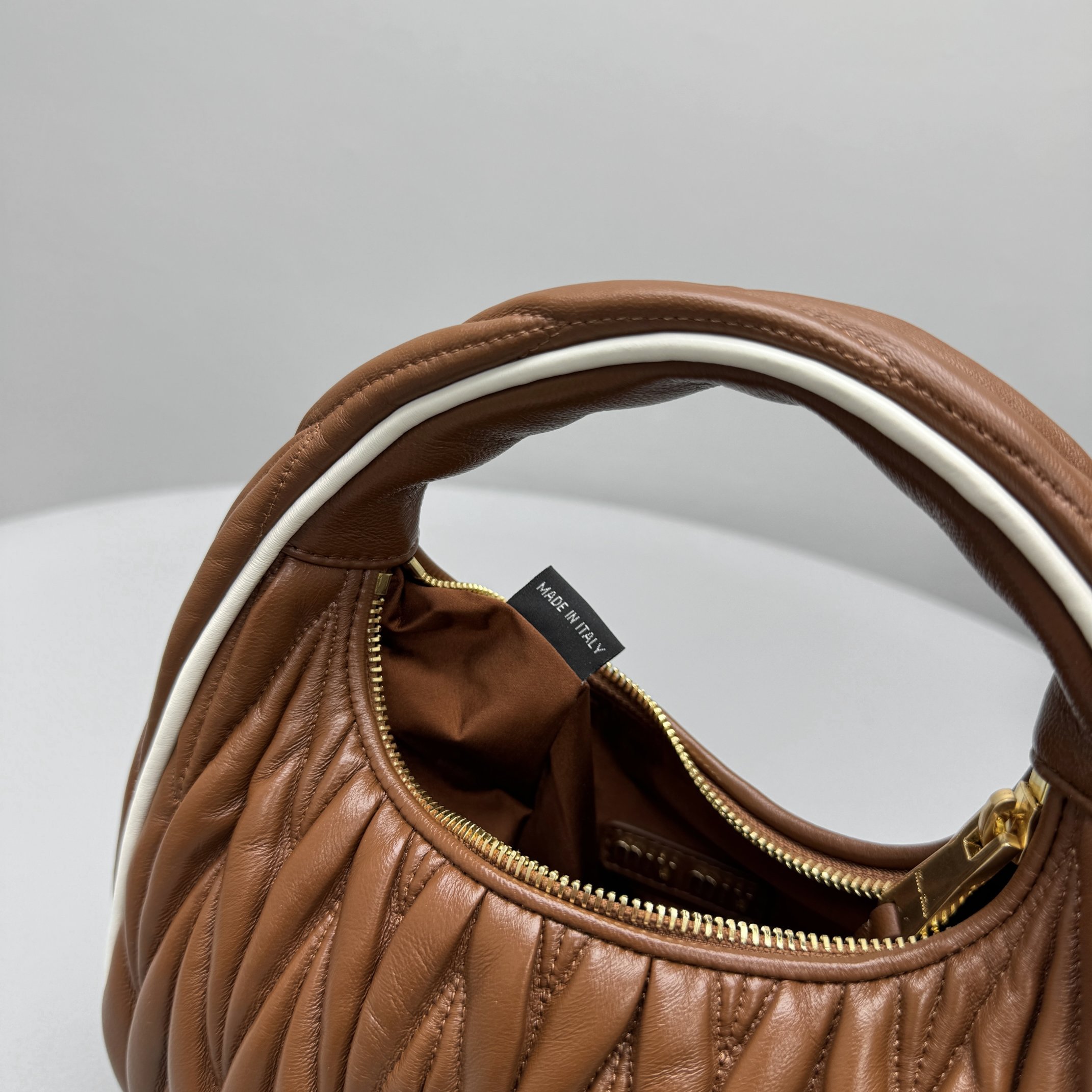 Bagsaaa Miu Miu Wander matelassé nappa leather bag 5BC125 brown - 20cm