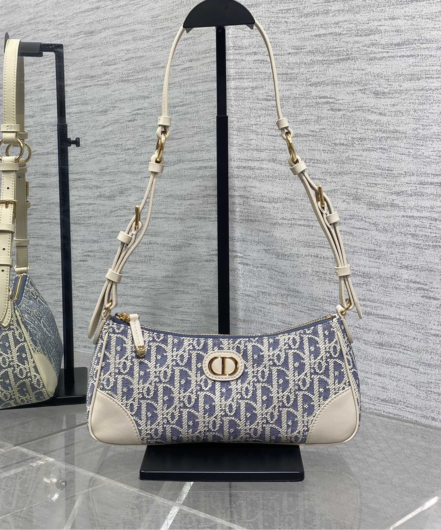 Bagsaaa 30 Montaigne Wanderlust Mini Bag Blue D10r Oblique Chambray with Raffia Effect and Light Biscuit Smooth Calfskin - 26cm