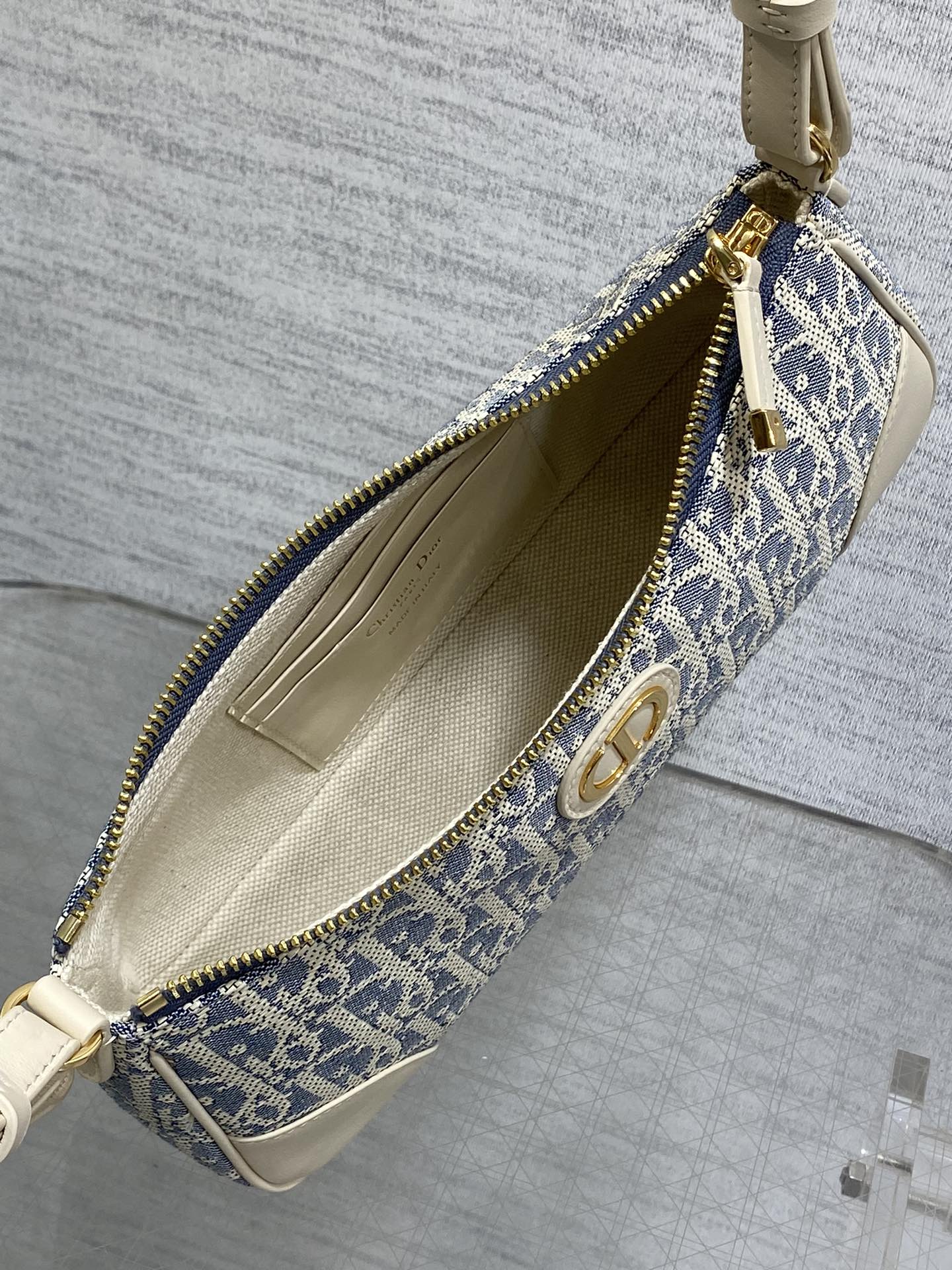 Bagsaaa 30 Montaigne Wanderlust Mini Bag Blue D10r Oblique Chambray with Raffia Effect and Light Biscuit Smooth Calfskin - 26cm