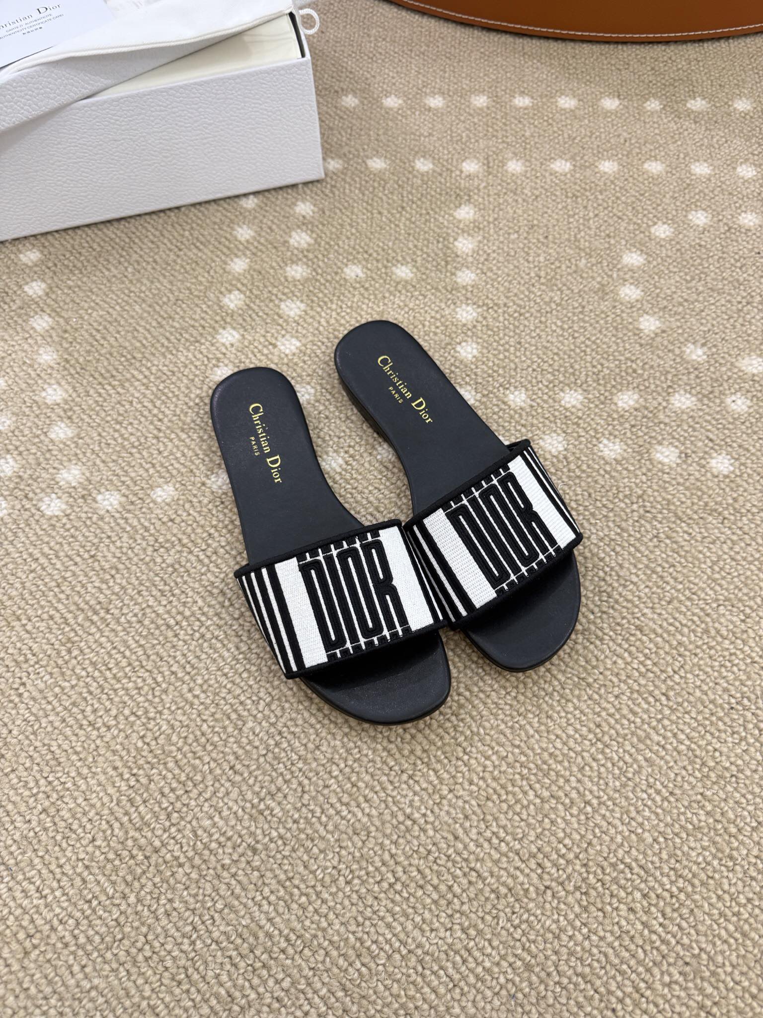 Bagsaaa Dway Slide Black and White Cotton Embroidered with D10r Graphique Motif