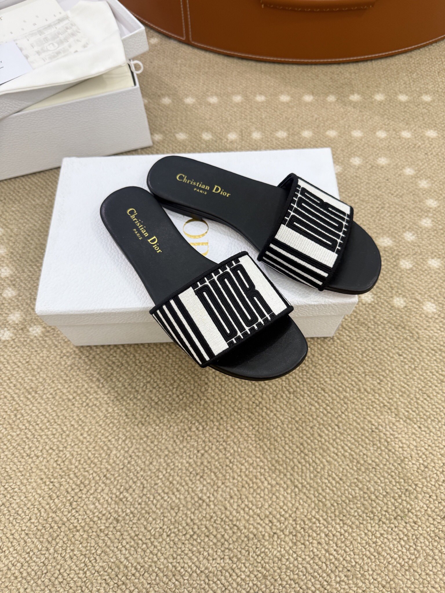 Bagsaaa Dway Slide Black and White Cotton Embroidered with D10r Graphique Motif