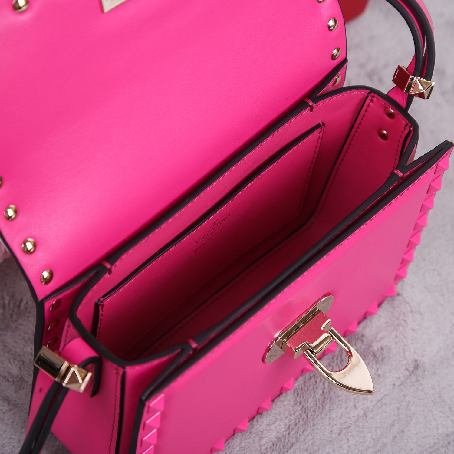 Bagsaaa Va1e*ntin0 Bright Pink Smooth Leather Rockstud23 Small Shoulder Bag - 19cm