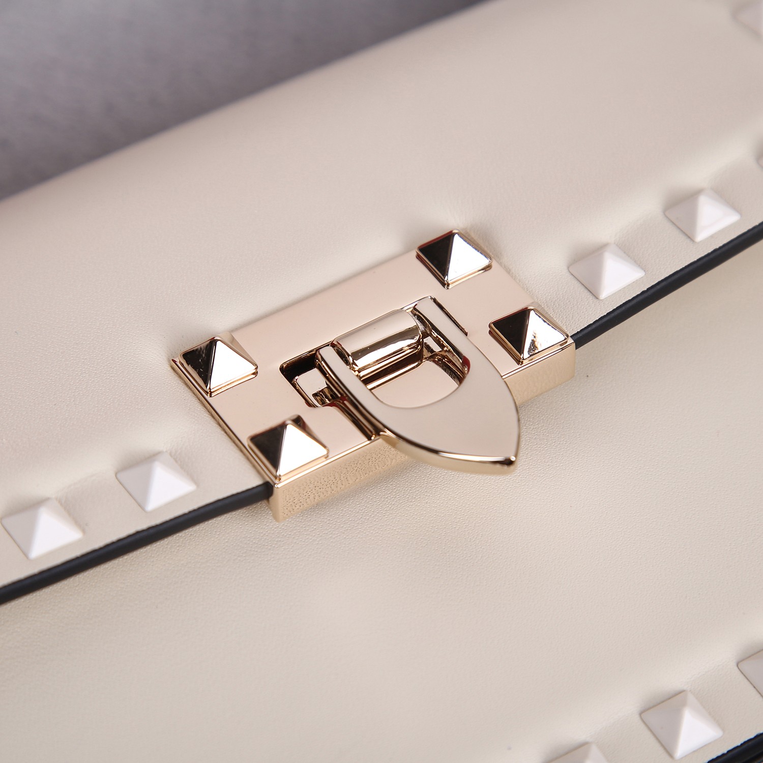 Bagsaaa Va1e*ntin0 White Smooth Leather Rockstud23 Small Shoulder Bag - 19cm
