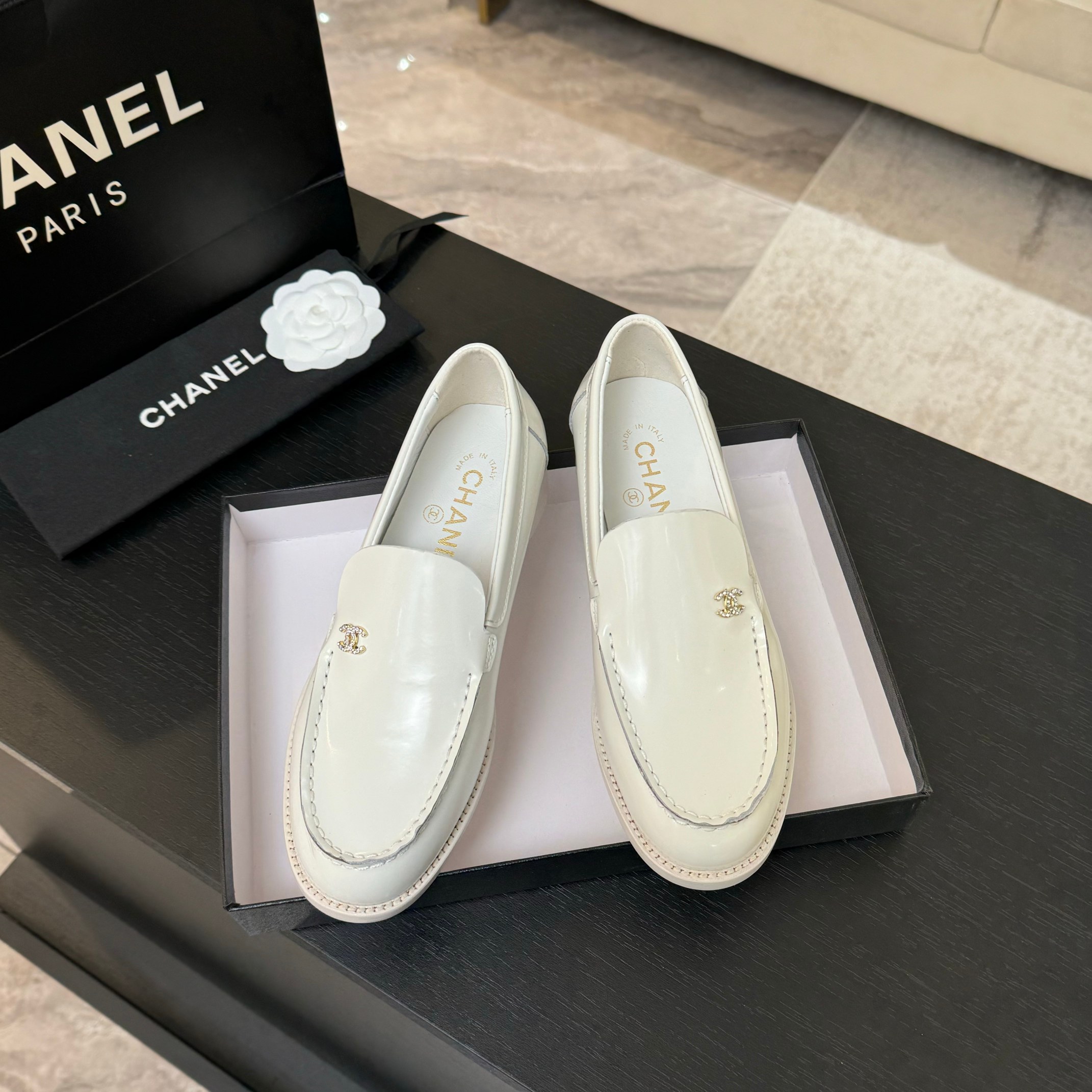 Bagsaaa Ch**el Moccasins G45615 White