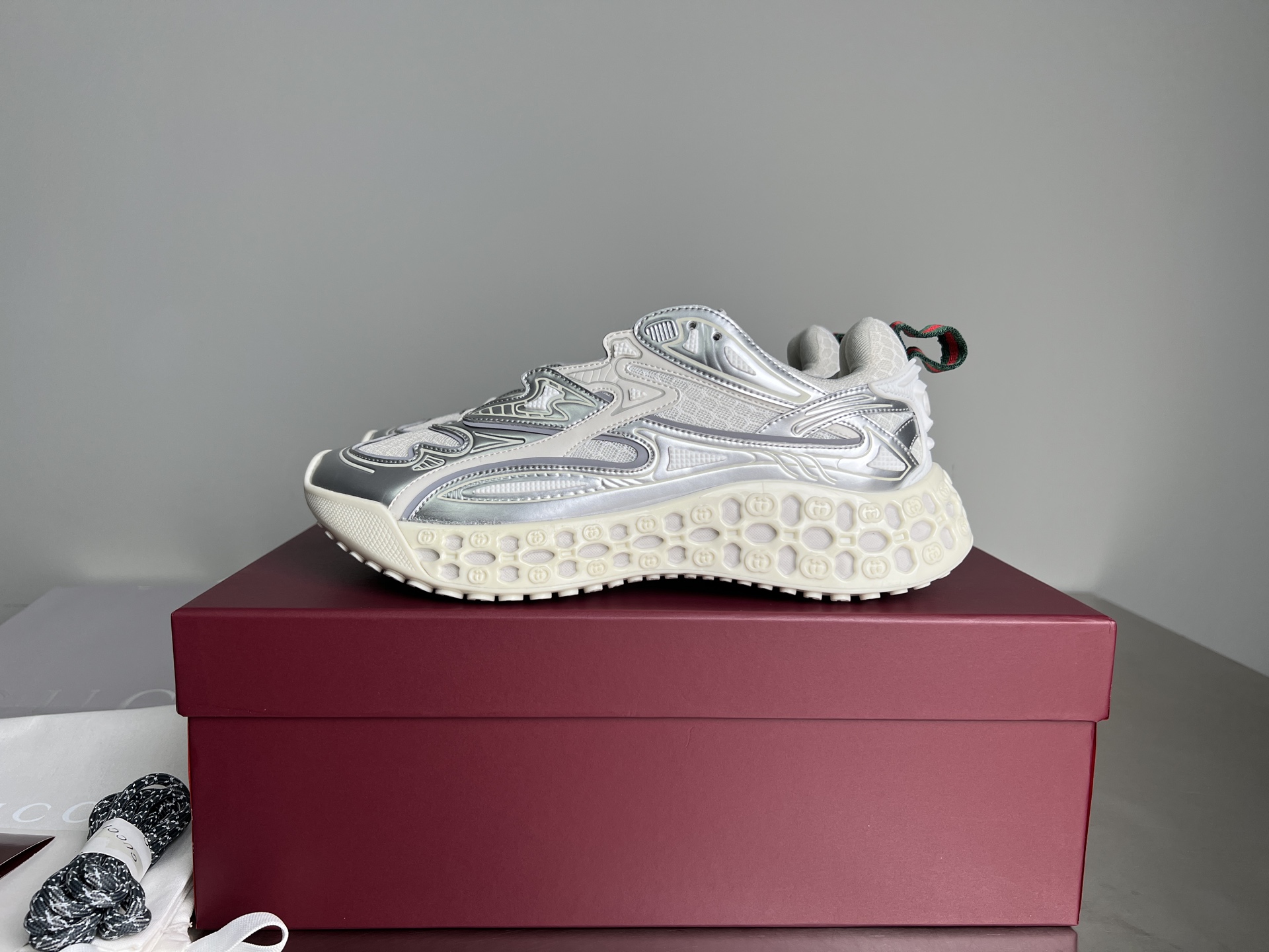 Bagsaaa Gvc*1 cub3d trainer Grey and white