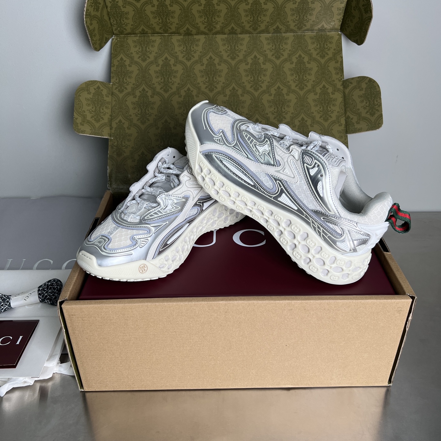 Bagsaaa Gvc*1 cub3d trainer Grey and white