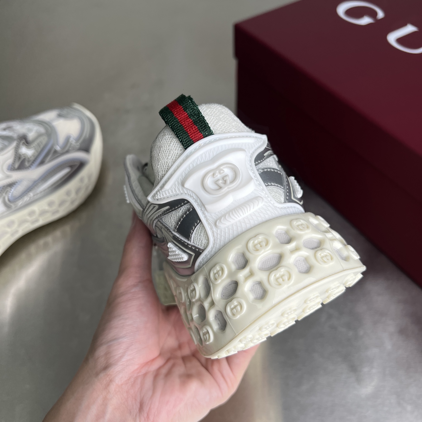 Bagsaaa Gvc*1 cub3d trainer Grey and white