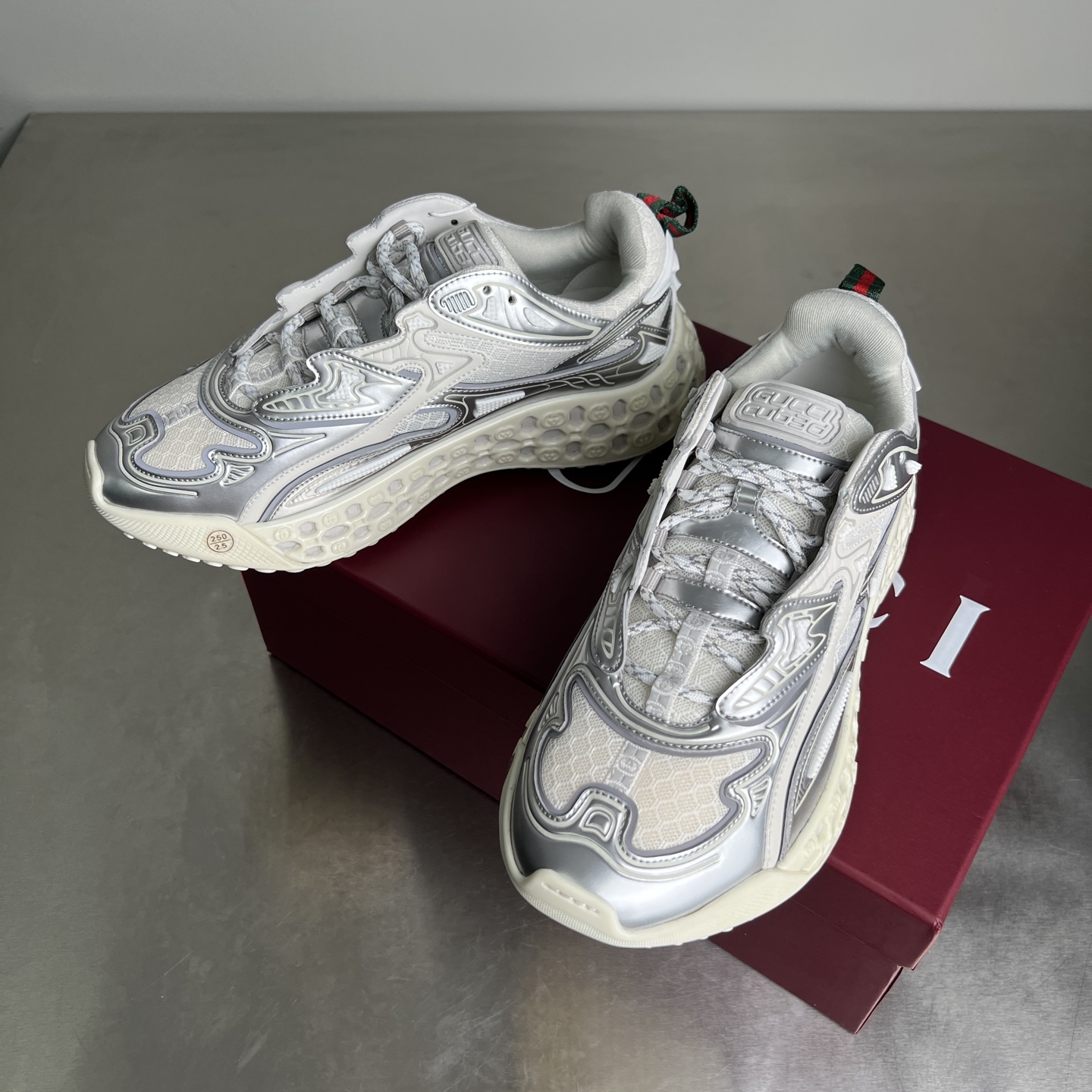 Bagsaaa Gvc*1 cub3d trainer Grey and white