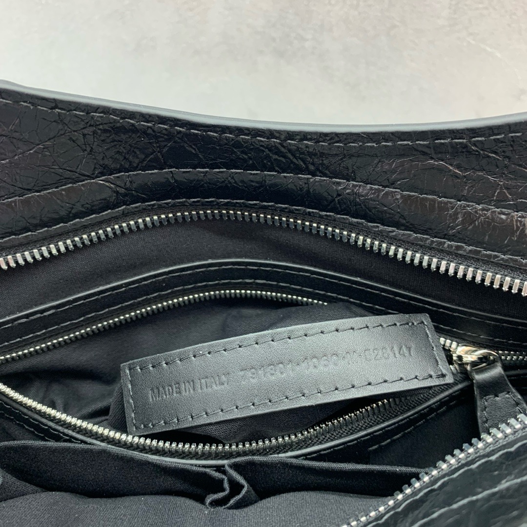 Bagsaaa Ba1en*iaga Le City Small Bag in black - 30x20x11cm