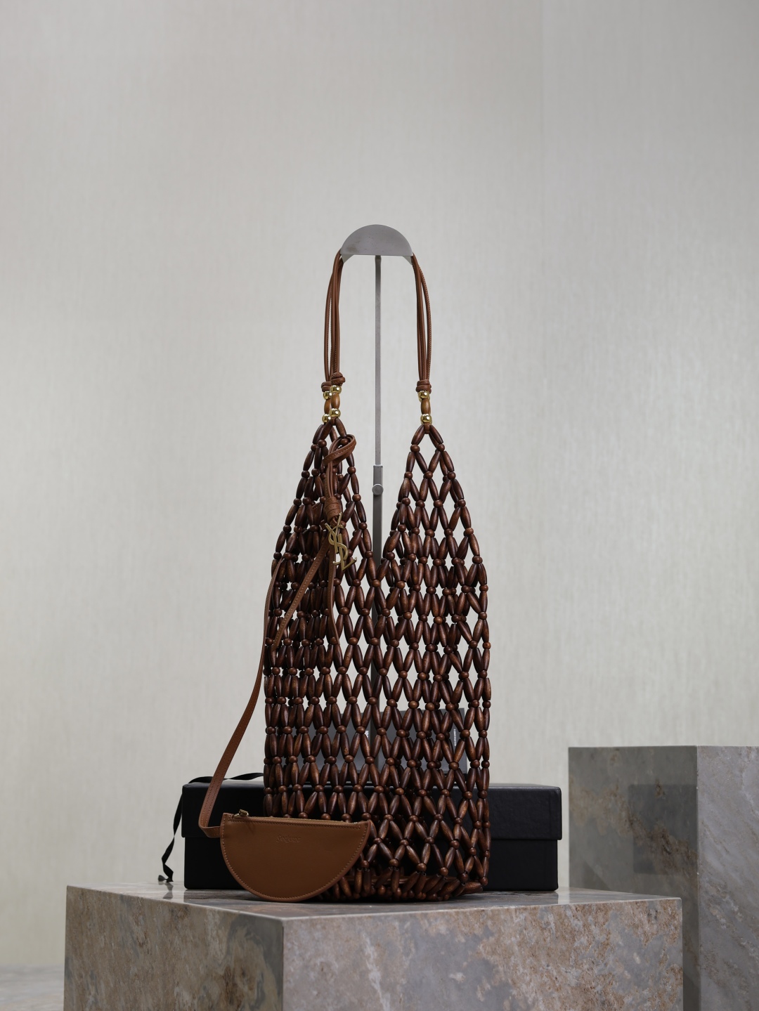 Bagsaaa Y51 S*pple bucket in wood beads 821911 brown - 45cm