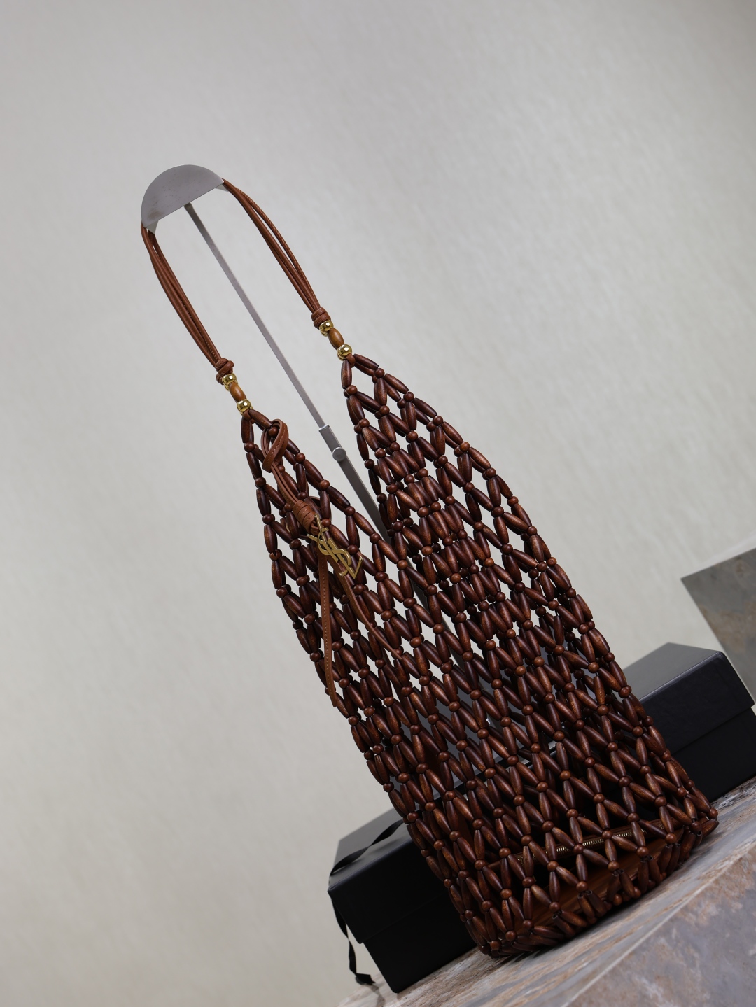Bagsaaa Y51 S*pple bucket in wood beads 821911 brown - 45cm