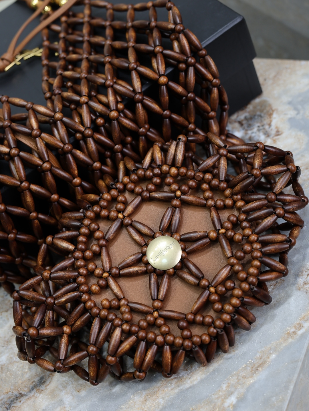 Bagsaaa Y51 S*pple bucket in wood beads 821911 brown - 45cm