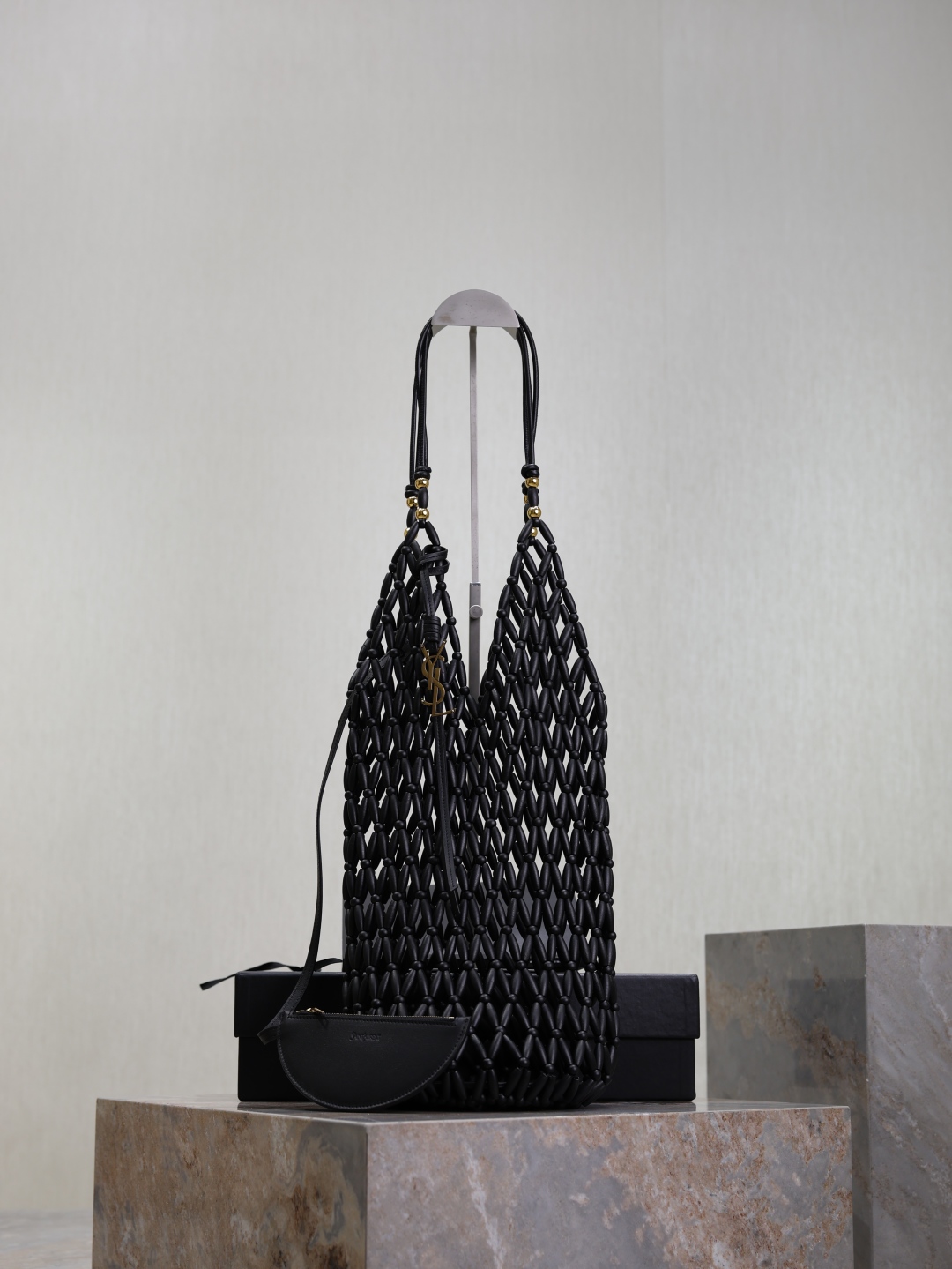 Bagsaaa Y51 S*pple bucket in wood beads 821911 black - 45cm