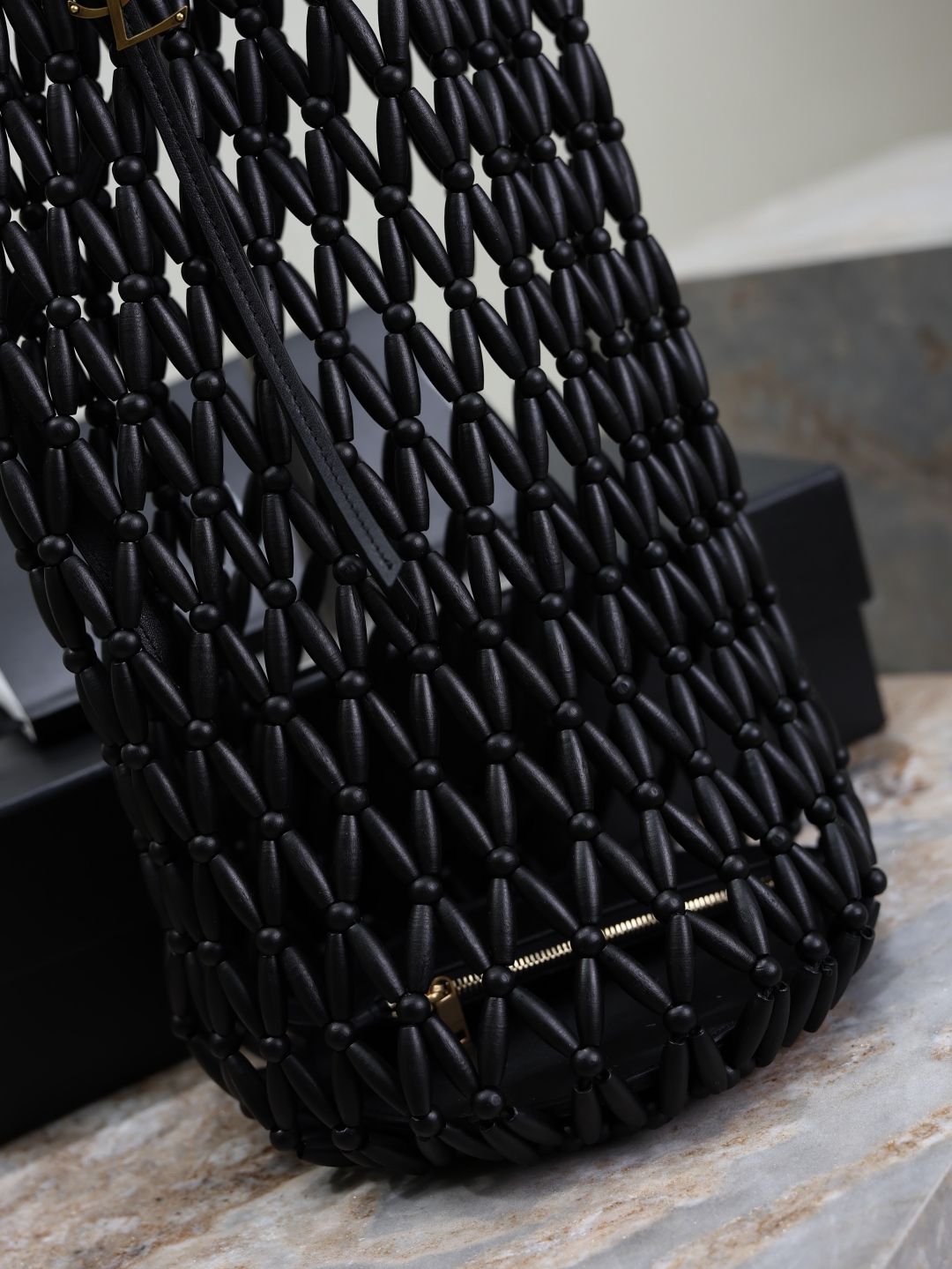 Bagsaaa Y51 S*pple bucket in wood beads 821911 black - 45cm