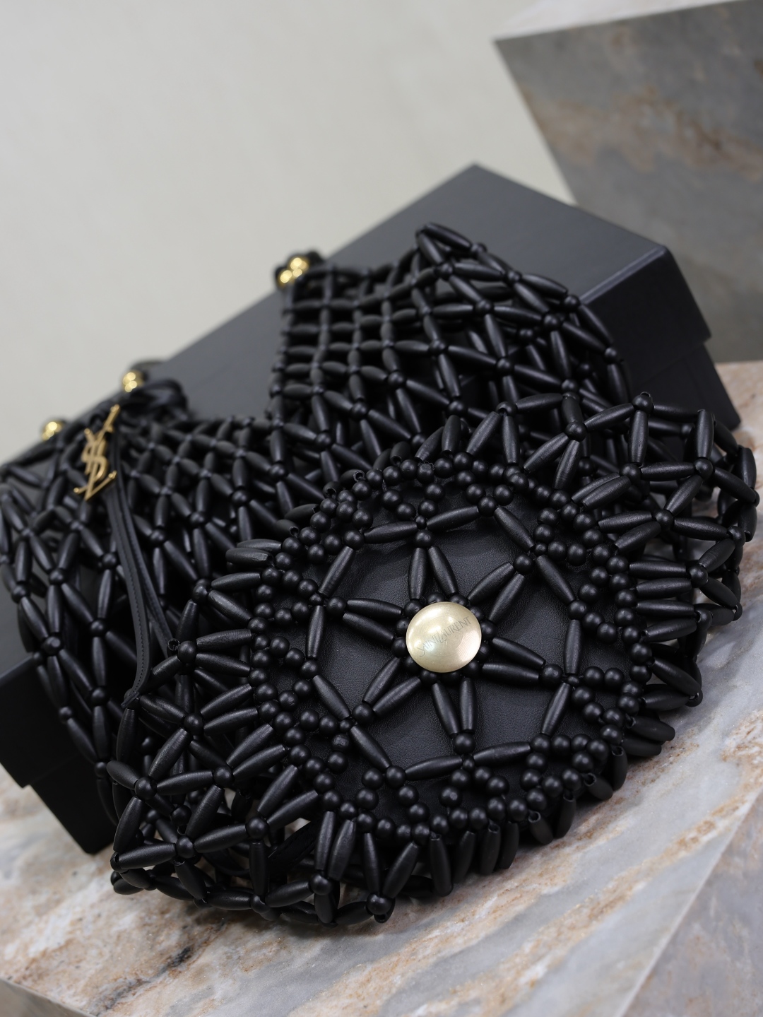 Bagsaaa Y51 S*pple bucket in wood beads 821911 black - 45cm