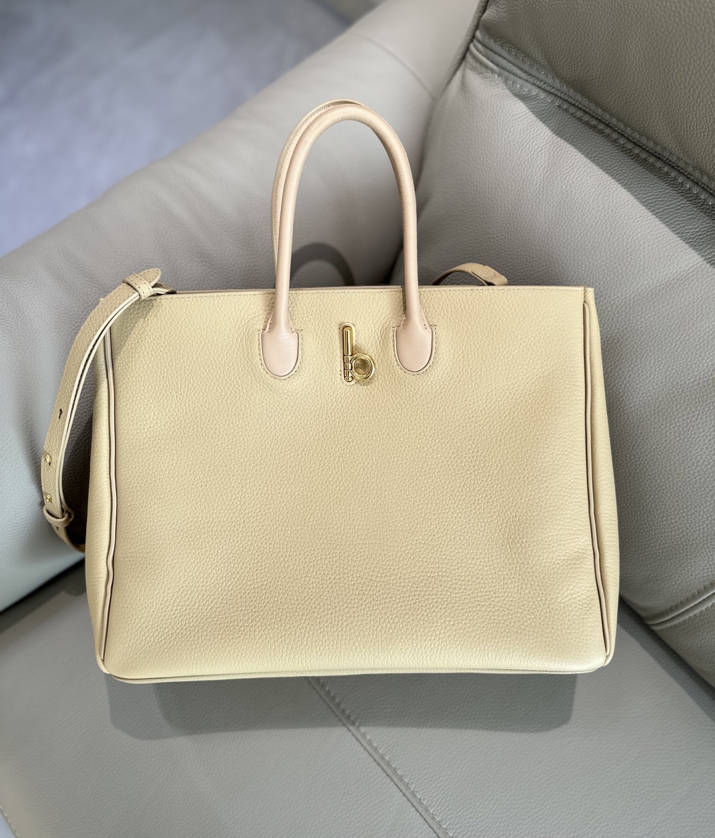 Bagsaaa Bv*b*rry Medium Rocking Horse Tote Beige - 35.5cm