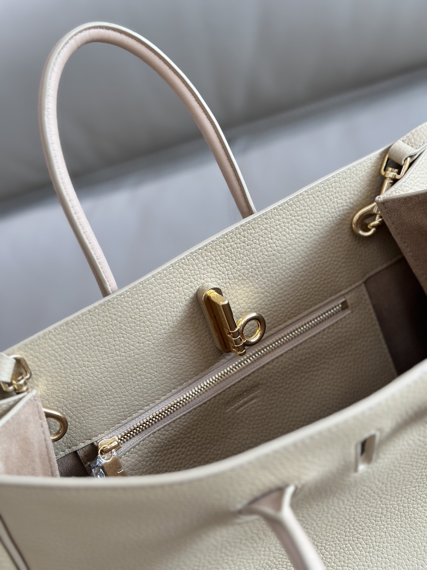 Bagsaaa Bv*b*rry Medium Rocking Horse Tote Beige - 35.5cm