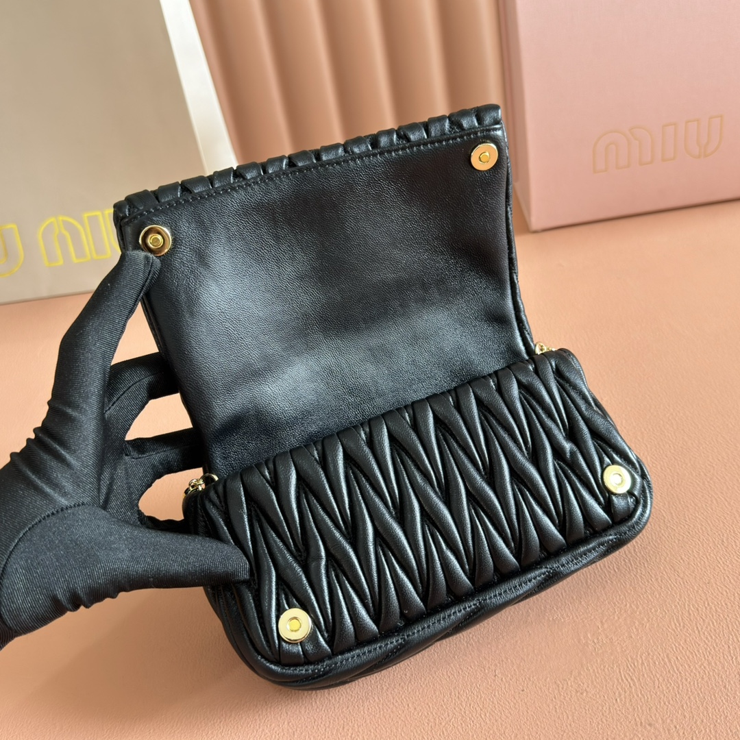 Bagsaaa Miu Miu Matelassé nappa leather mini-bag 5BP086 black - 18cm