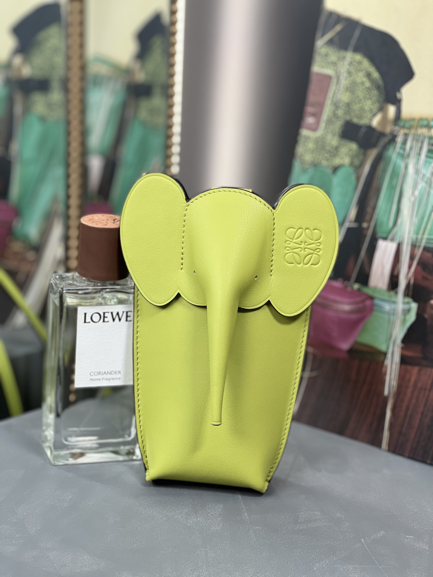 Bagsaaa L0ew* Elephant pocket in classic calfskin green - 18cm