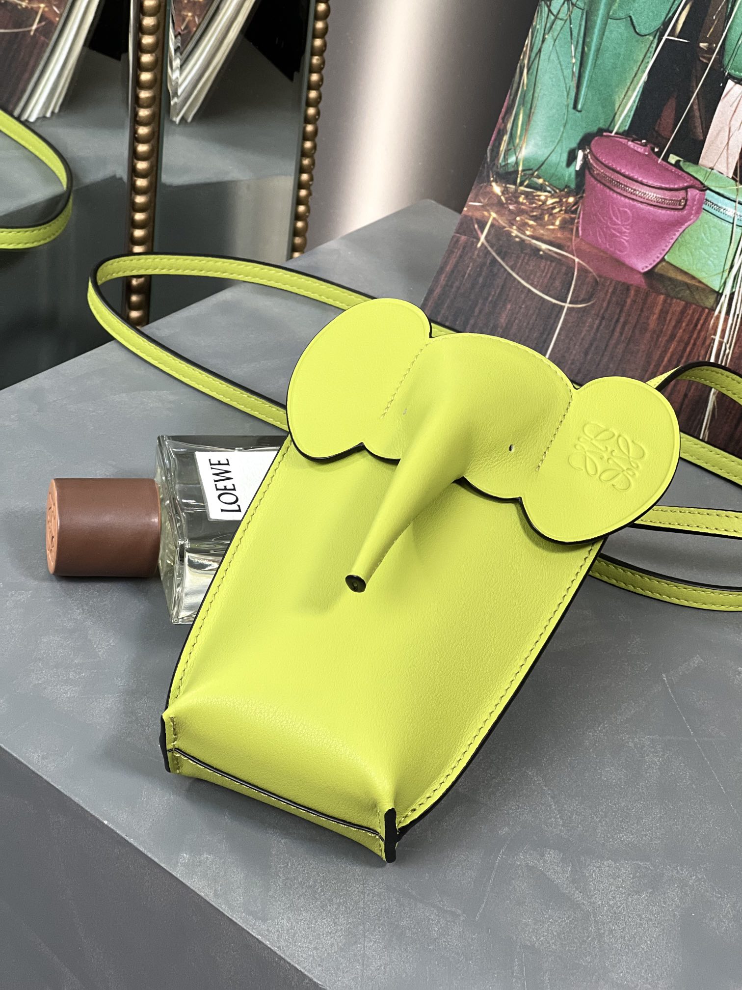 Bagsaaa L0ew* Elephant pocket in classic calfskin green - 18cm