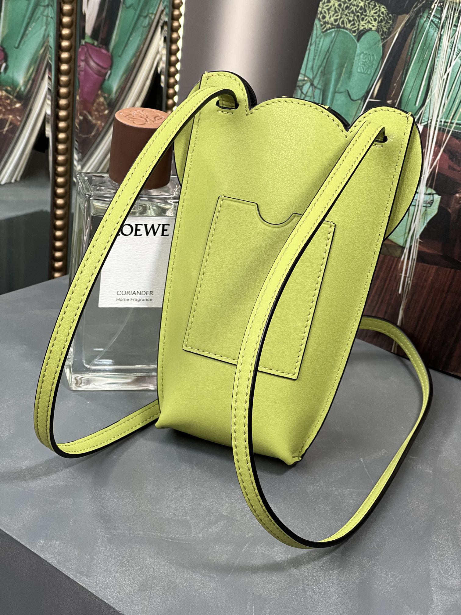 Bagsaaa L0ew* Elephant pocket in classic calfskin green - 18cm