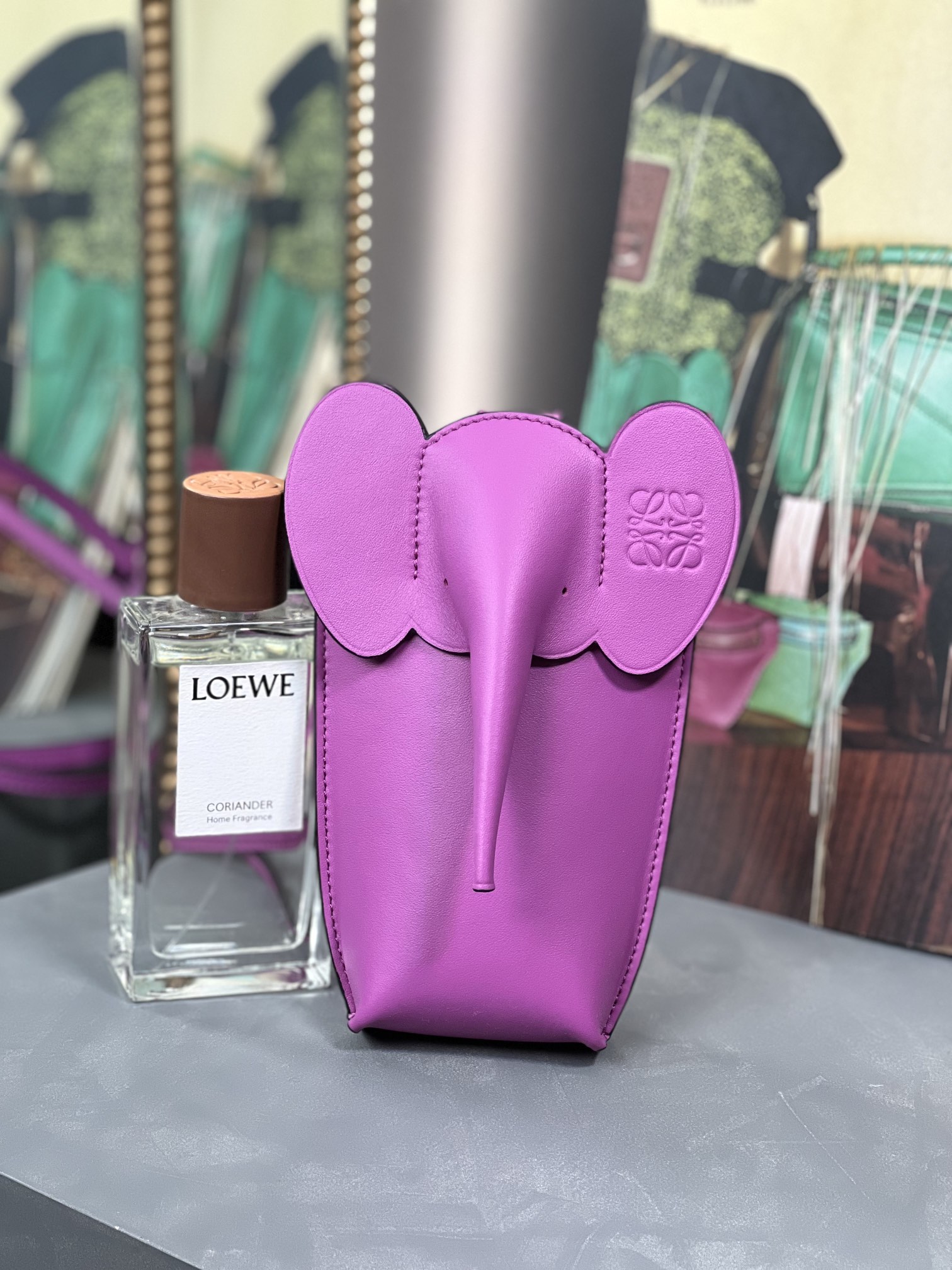 Bagsaaa L0ew* Elephant pocket in classic calfskin purple - 18cm