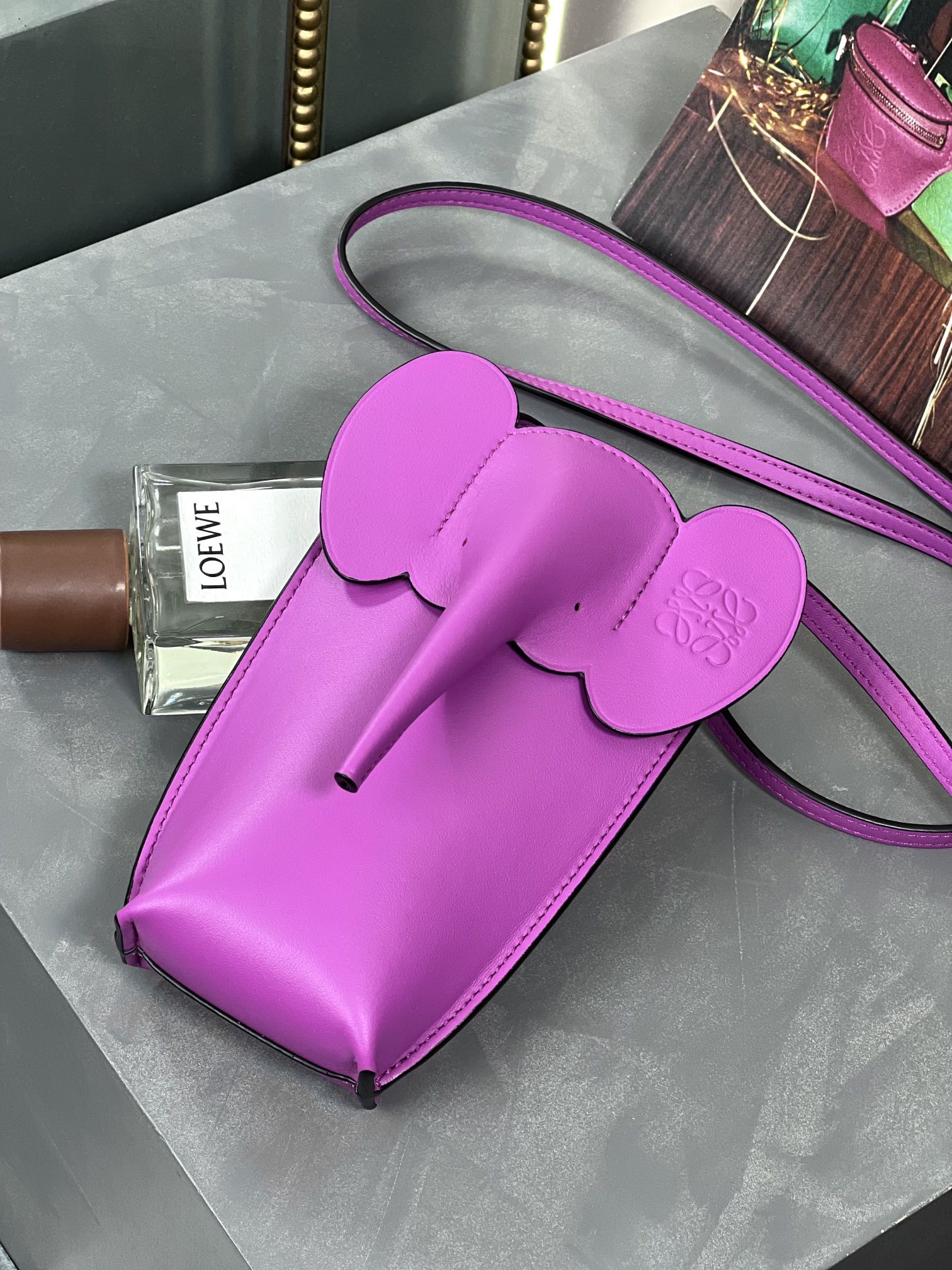 Bagsaaa L0ew* Elephant pocket in classic calfskin purple - 18cm