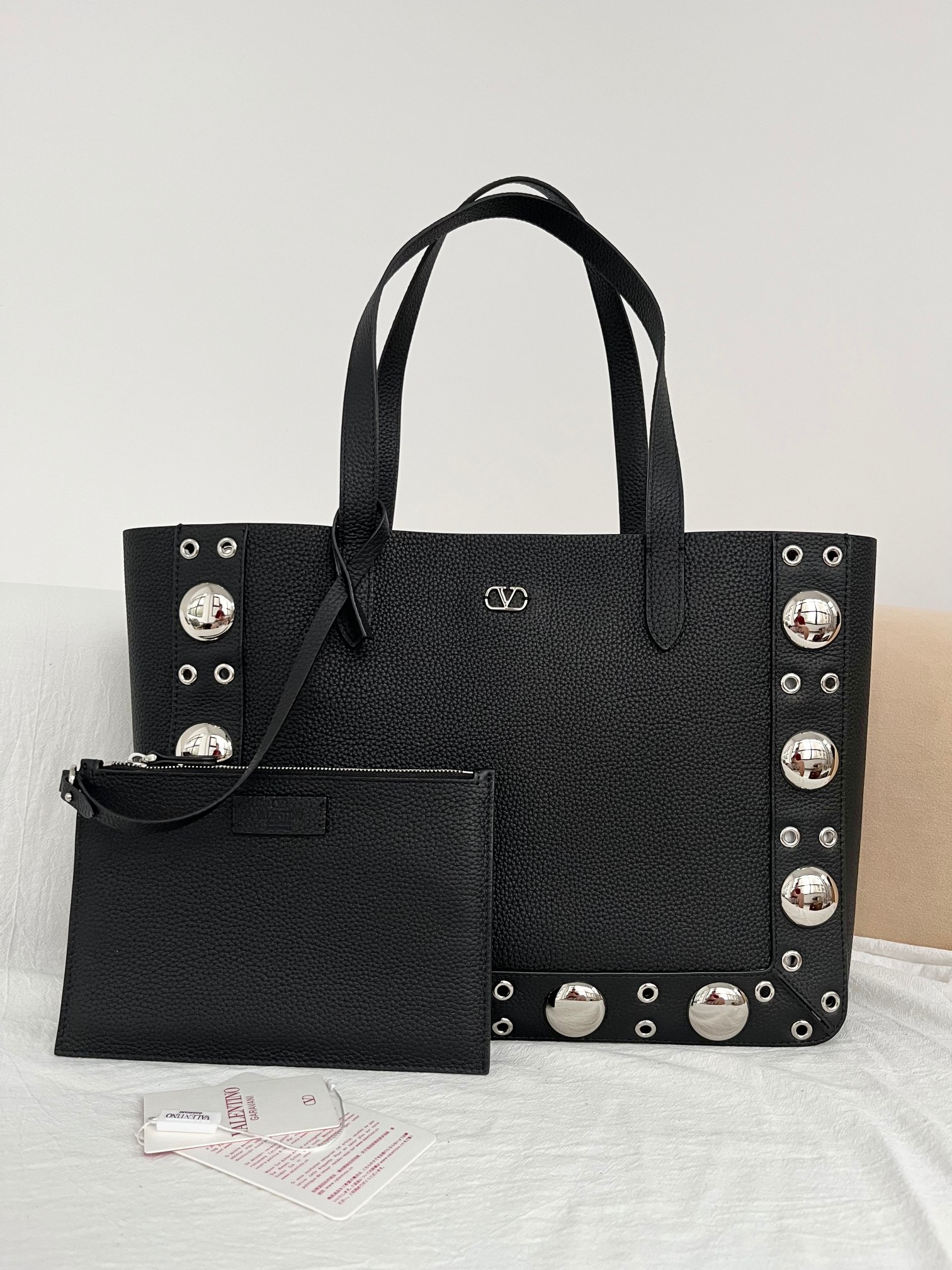 Bagsaaa Va1e*ntin0 Garavani Nellcôte Medium Shopping Bag In Grainy Calfskin Black - 40cm