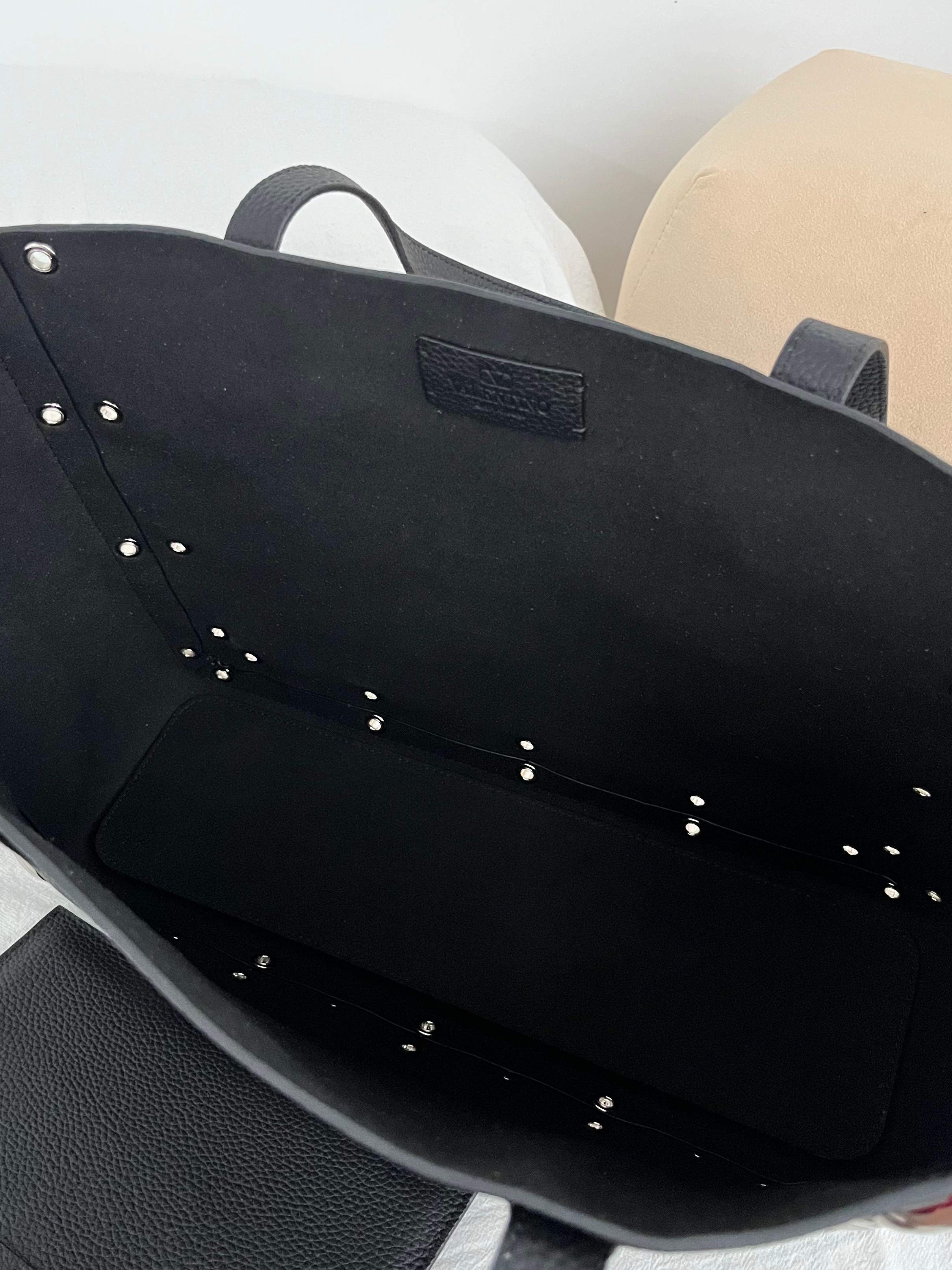 Bagsaaa Va1e*ntin0 Garavani Nellcôte Medium Shopping Bag In Grainy Calfskin Black - 40cm