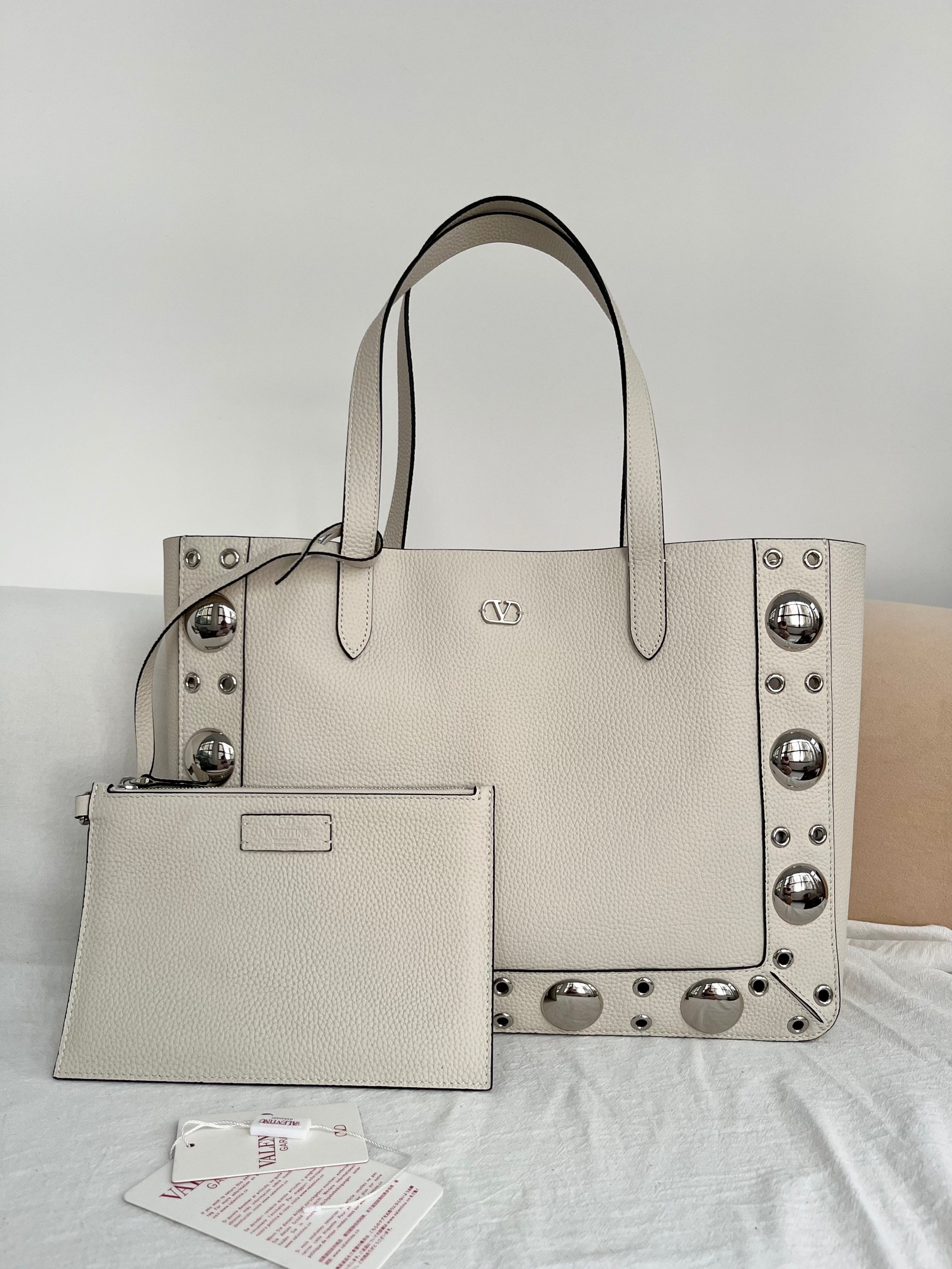 Bagsaaa Va1e*ntin0 Garavani Nellcôte Medium Shopping Bag In Grainy Calfskin Ivory - 40cm