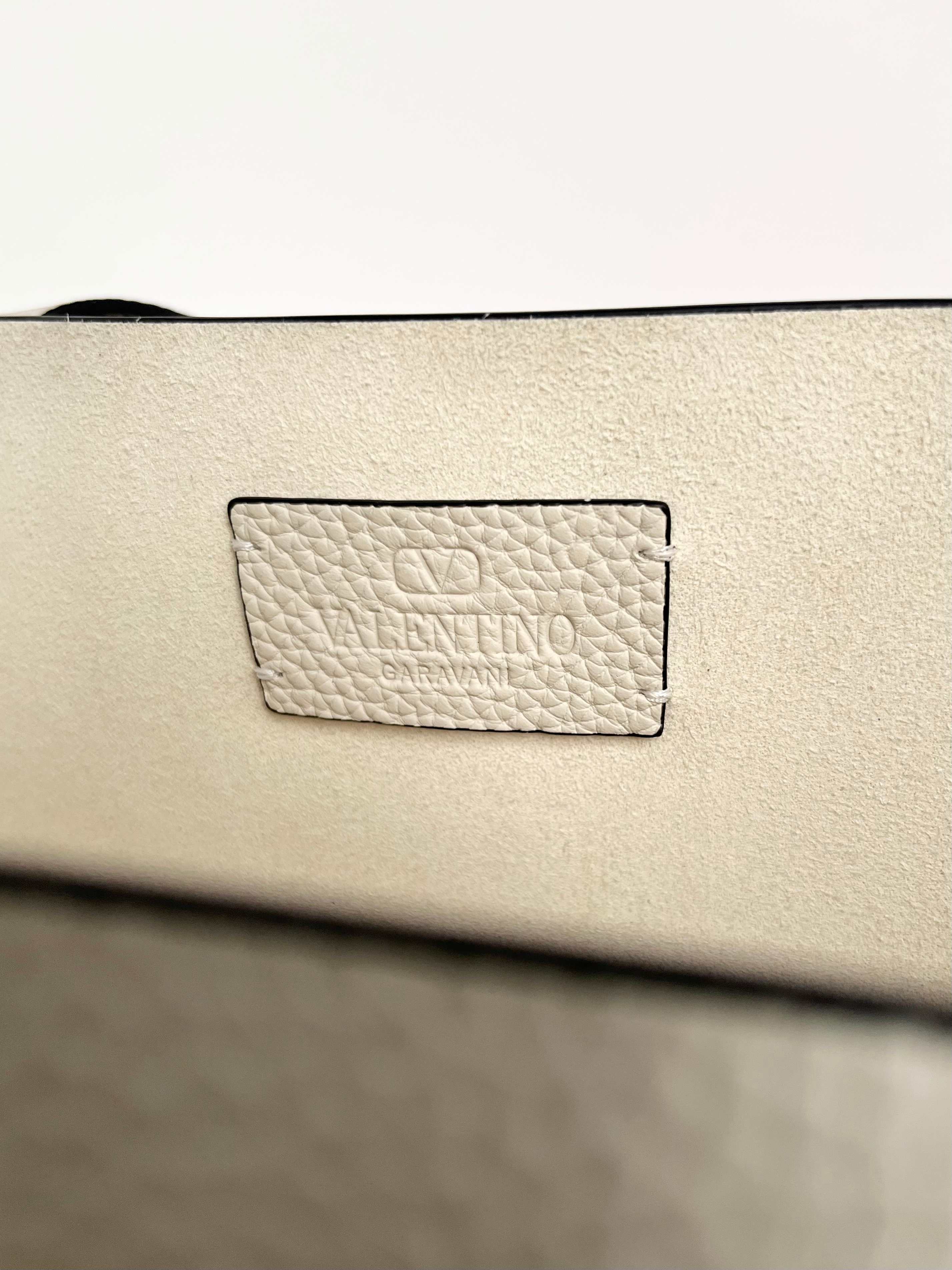 Bagsaaa Va1e*ntin0 Garavani Nellcôte Medium Shopping Bag In Grainy Calfskin Ivory - 40cm