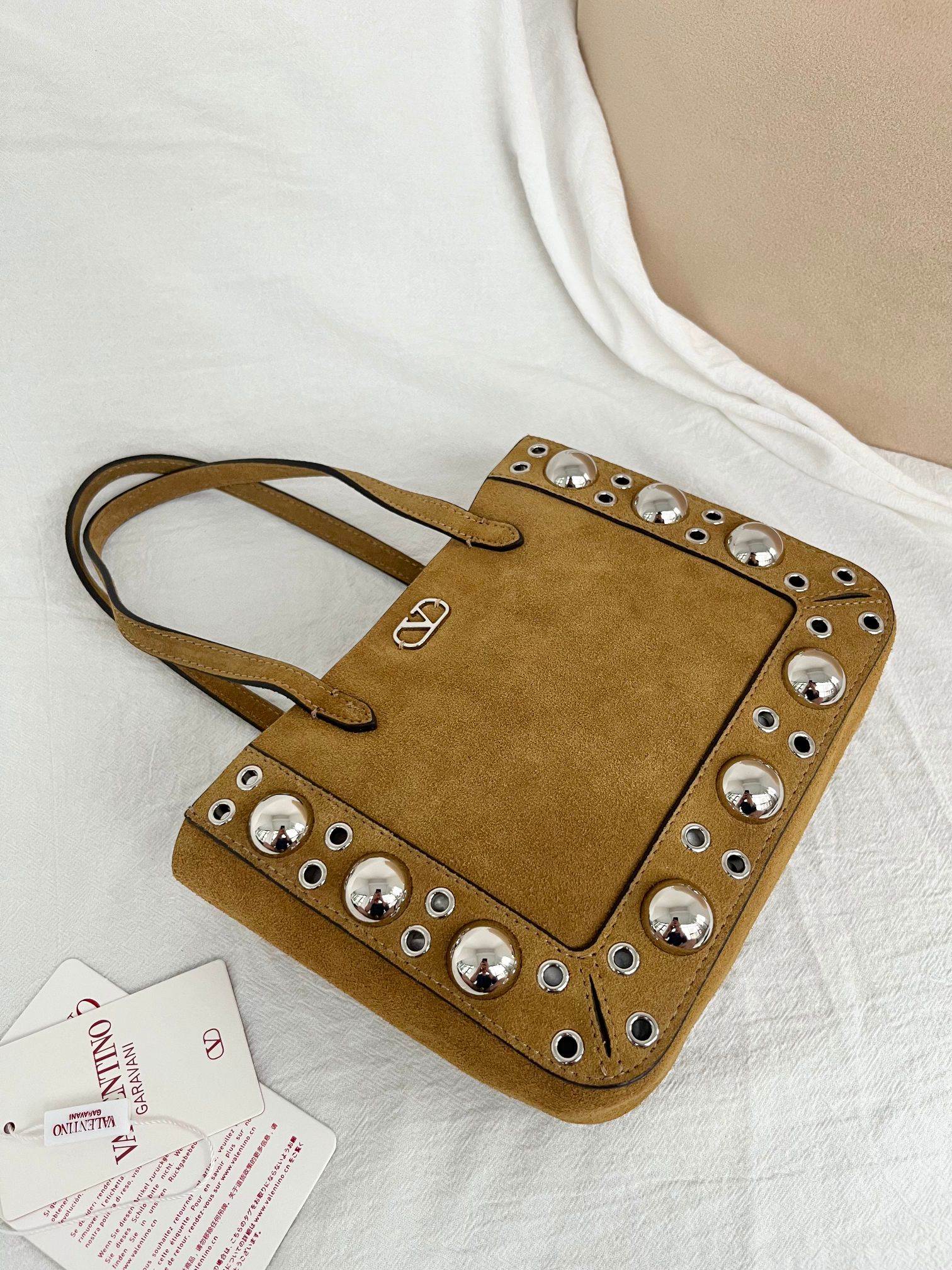 Bagsaaa Va1e*ntin0 Garavani Nellcôte Mini Suede Shopping Bag brown - 21cm