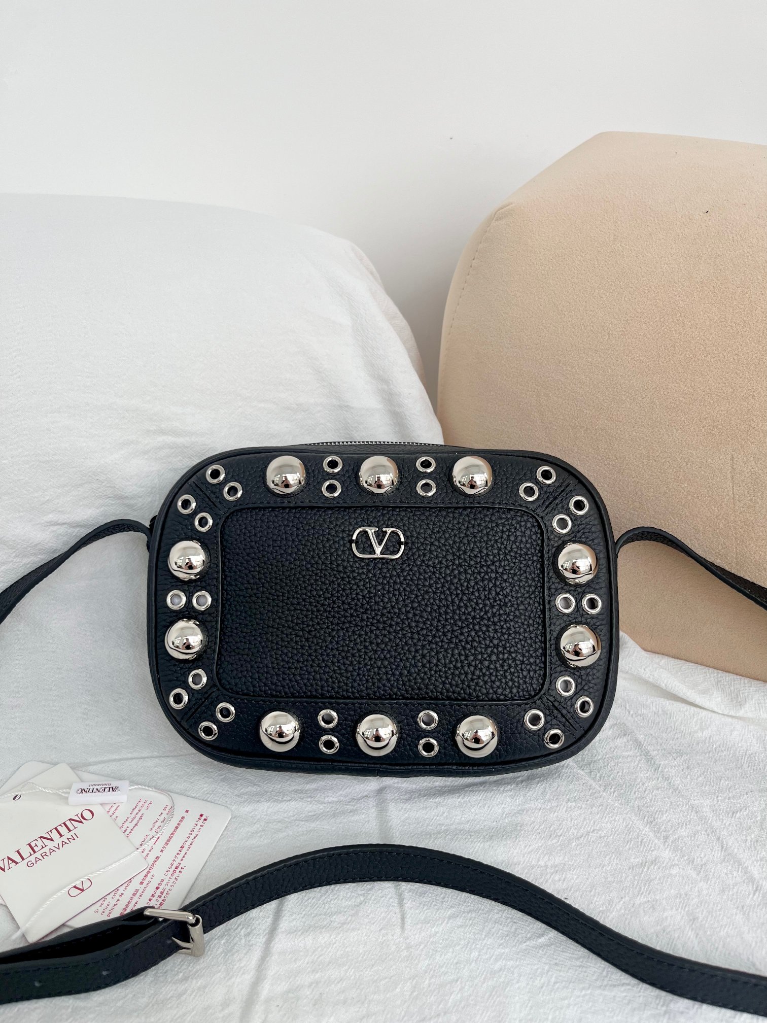Bagsaaa Va1e*ntin0 Garavani Nellcôte Crossbody Bag In Grainy Calfskin black - 23cm