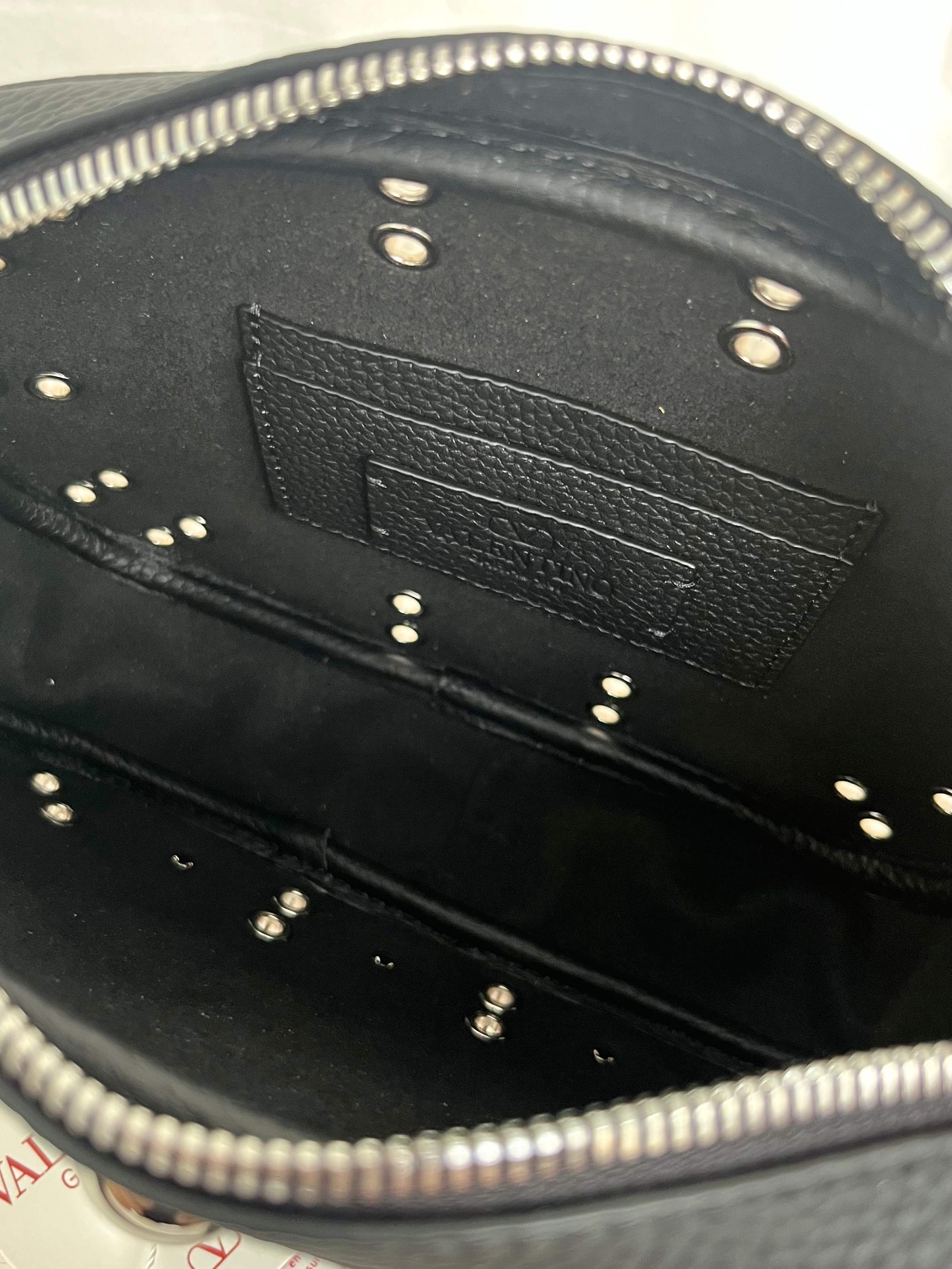Bagsaaa Va1e*ntin0 Garavani Nellcôte Crossbody Bag In Grainy Calfskin black - 23cm