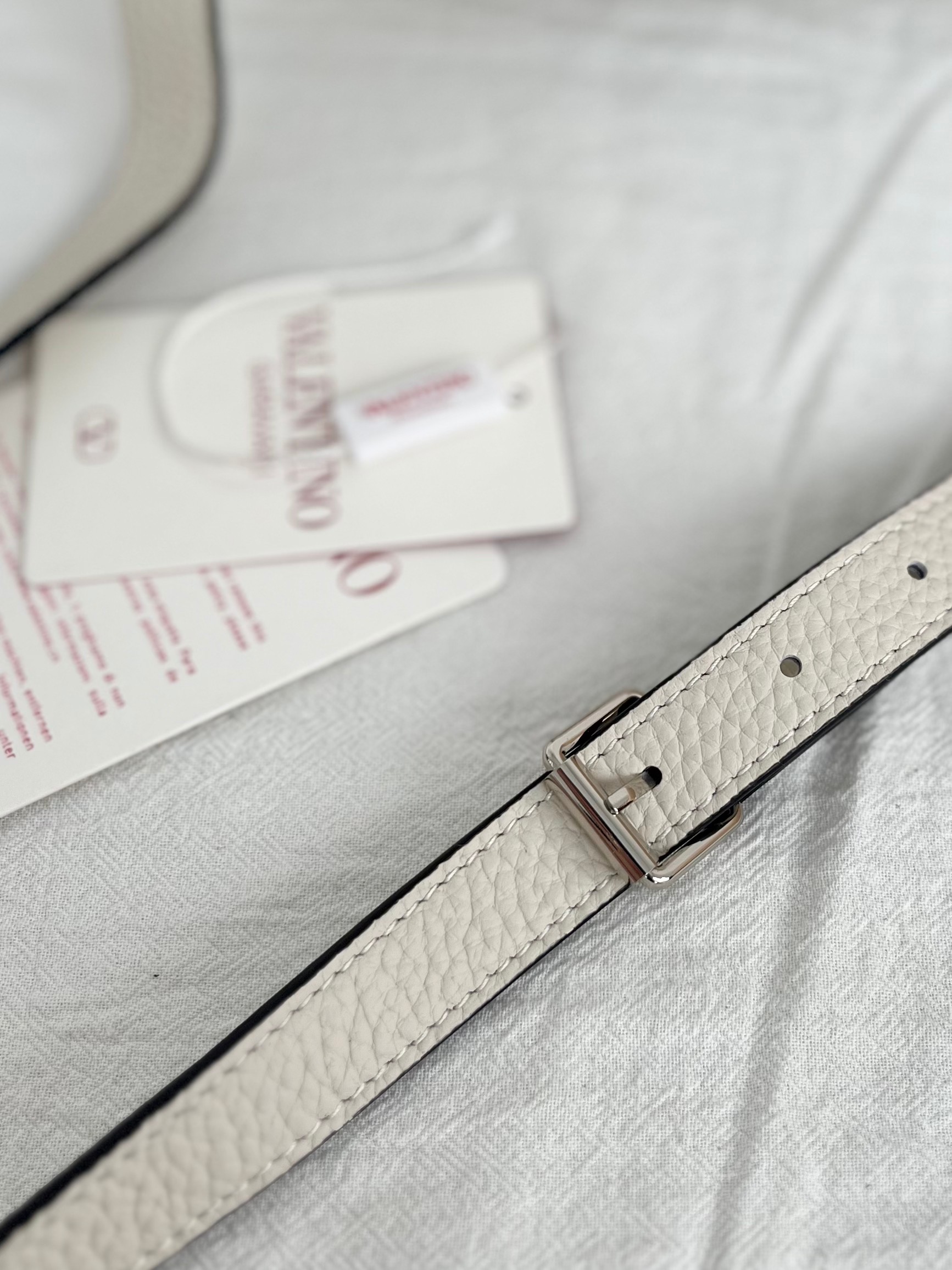 Bagsaaa Va1e*ntin0 Garavani Nellcôte Crossbody Bag In Grainy Calfskin ivory - 23cm
