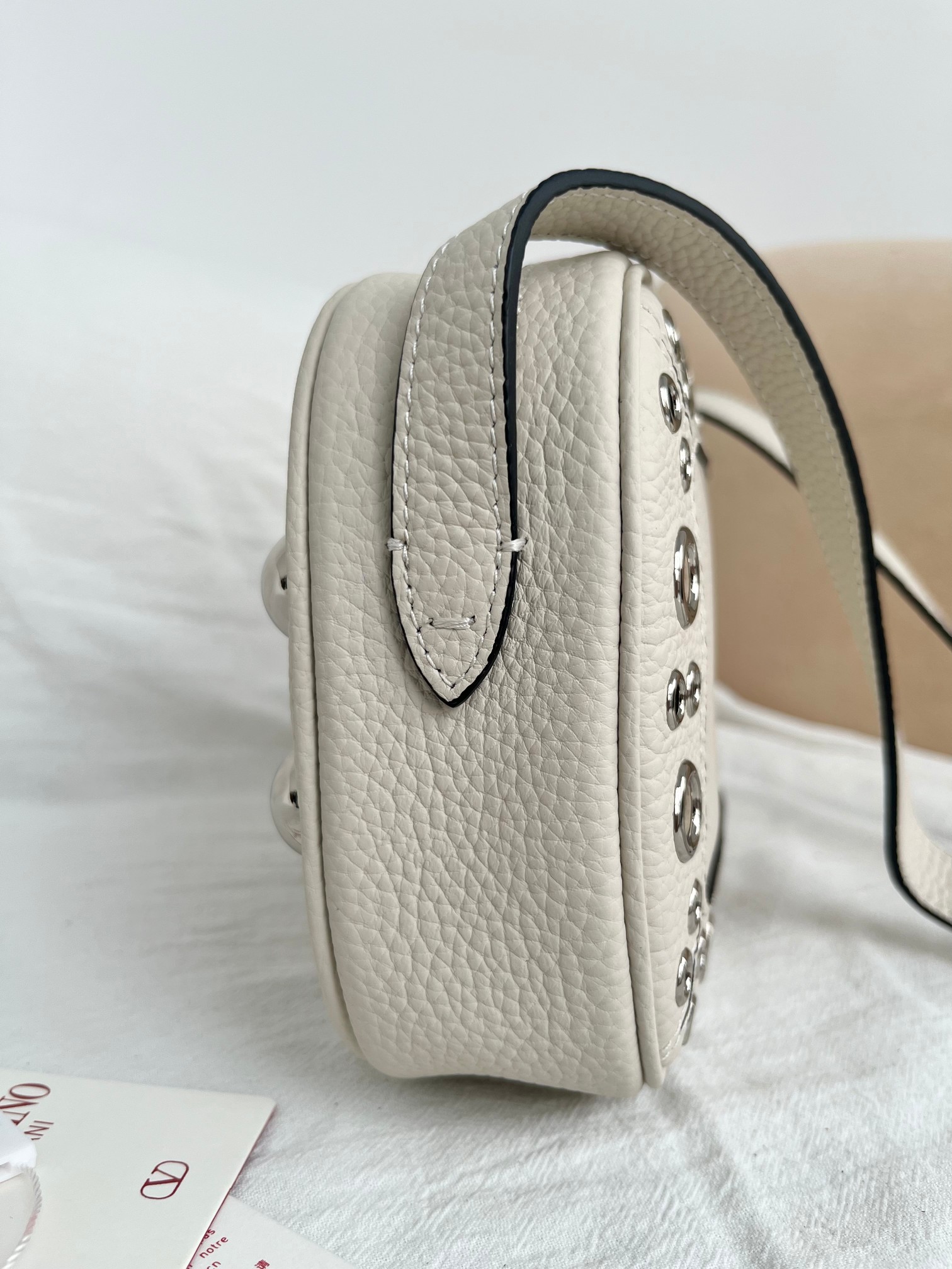 Bagsaaa Va1e*ntin0 Garavani Nellcôte Crossbody Bag In Grainy Calfskin ivory - 23cm