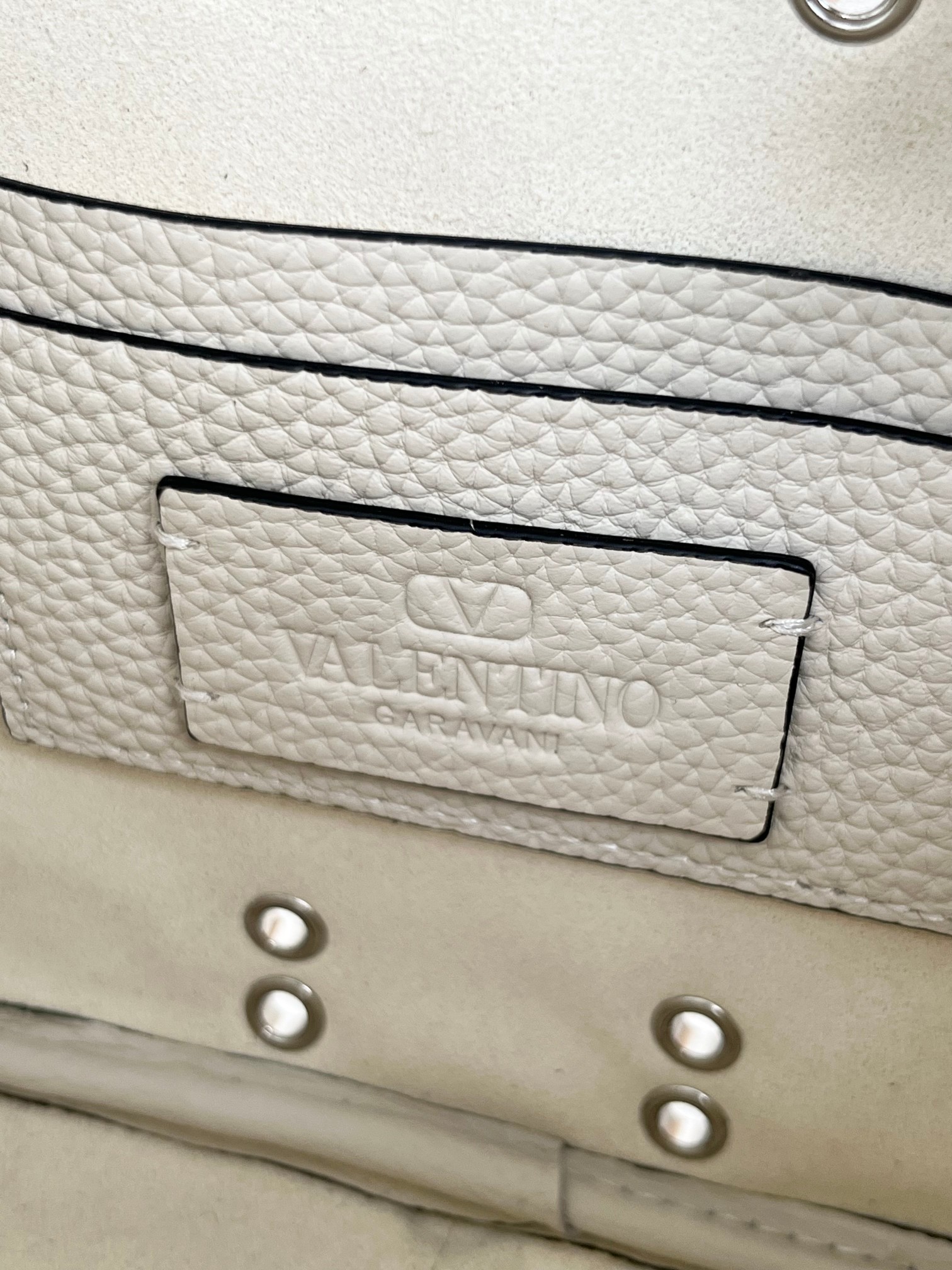 Bagsaaa Va1e*ntin0 Garavani Nellcôte Crossbody Bag In Grainy Calfskin ivory - 23cm