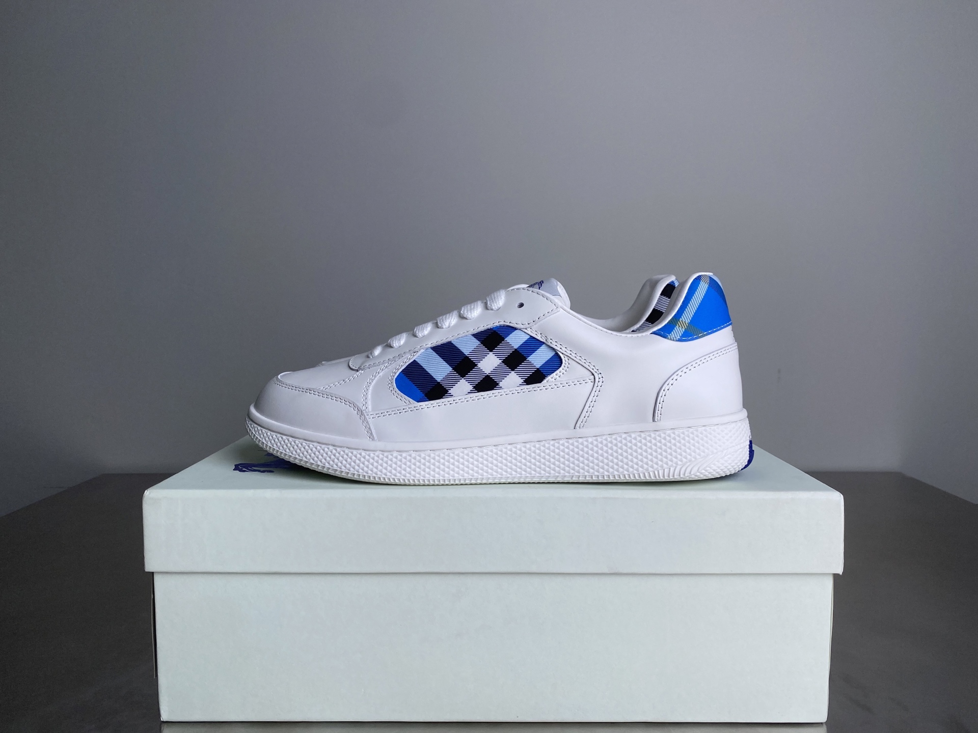 Bagsaaa Bv*b*rry Leather and Check Terrace Sneakers​ Blue