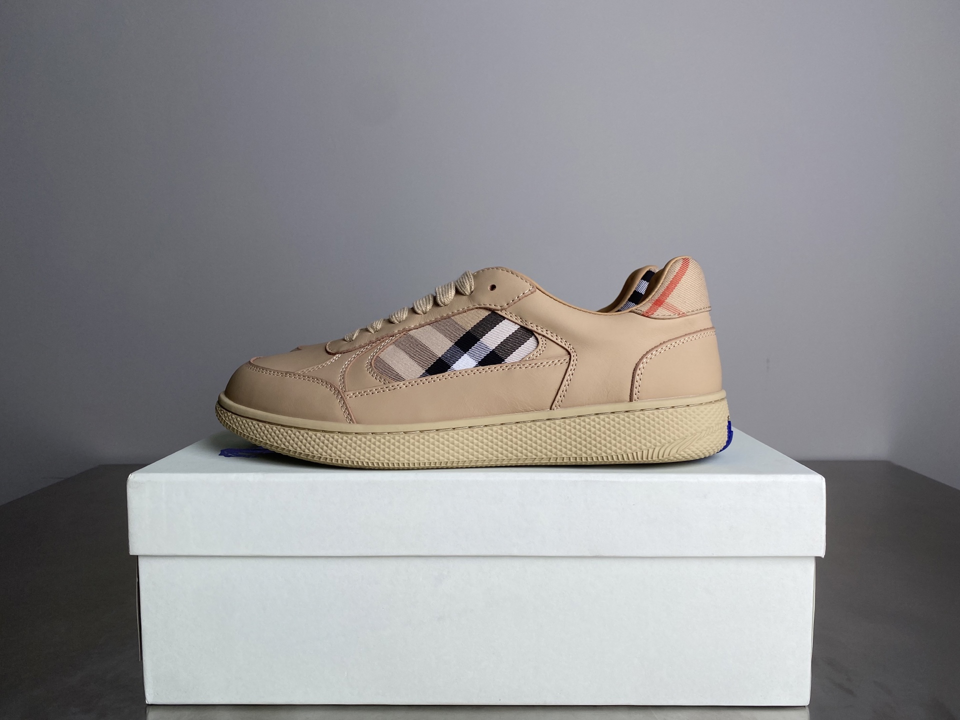 Bagsaaa Bv*b*rry Leather and Check Terrace Sneakers​ Beige