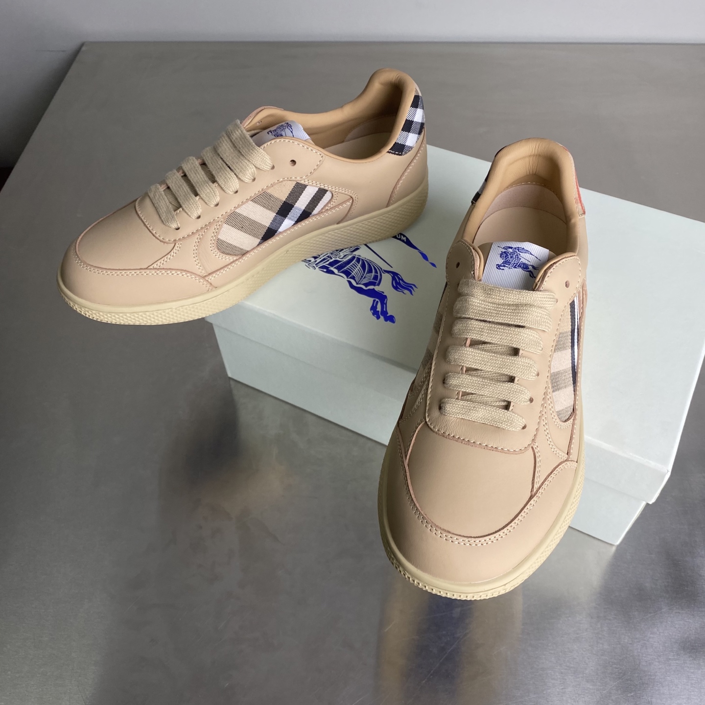 Bagsaaa Bv*b*rry Leather and Check Terrace Sneakers​ Beige