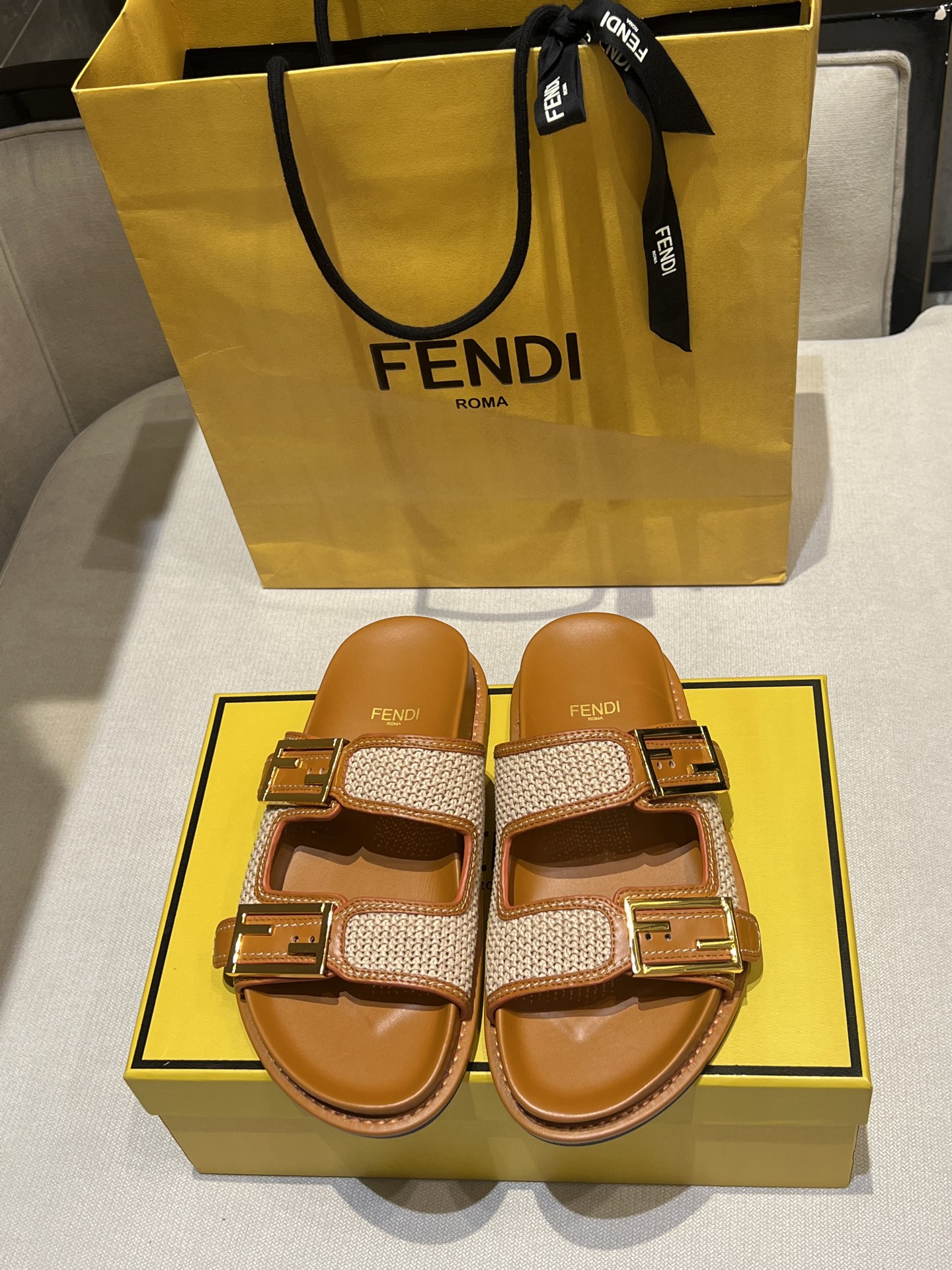 Bagsaaa F**di Beige/Brown Woven Raffia and Leather FF Buckle Slides