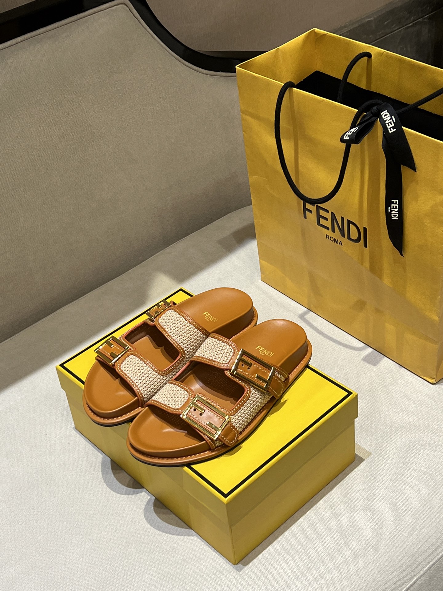 Bagsaaa F**di Beige/Brown Woven Raffia and Leather FF Buckle Slides