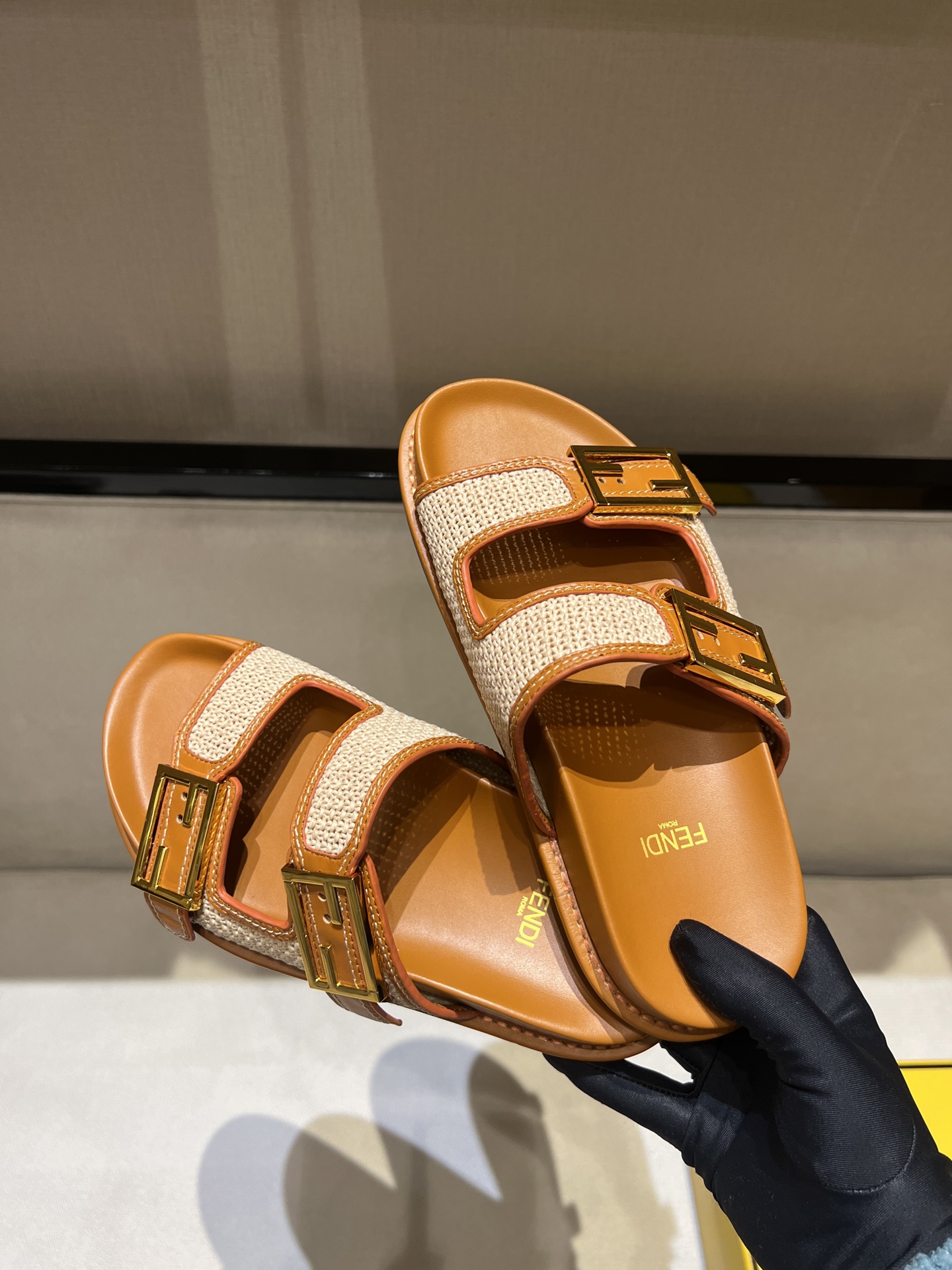 Bagsaaa F**di Beige/Brown Woven Raffia and Leather FF Buckle Slides