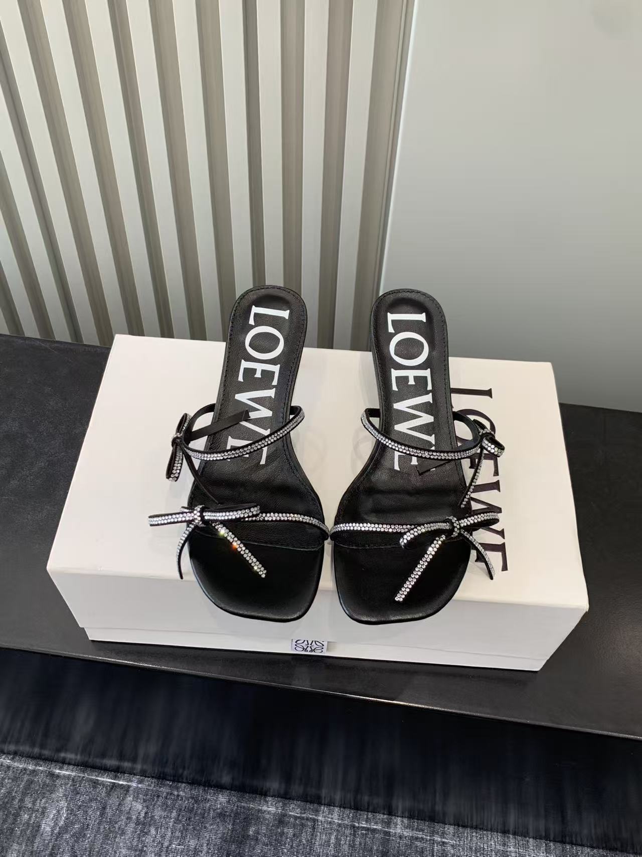 Bagsaaa L0ew* Petal sandal in suede and rhinestones black 4.5cm