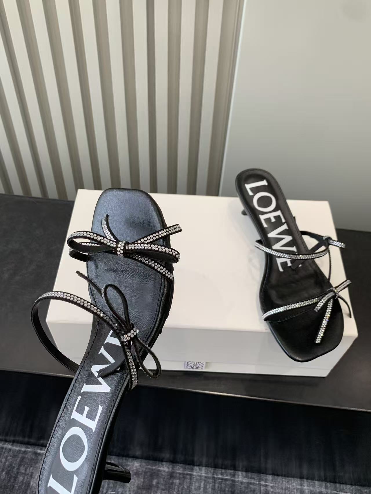 Bagsaaa L0ew* Petal sandal in suede and rhinestones black 4.5cm