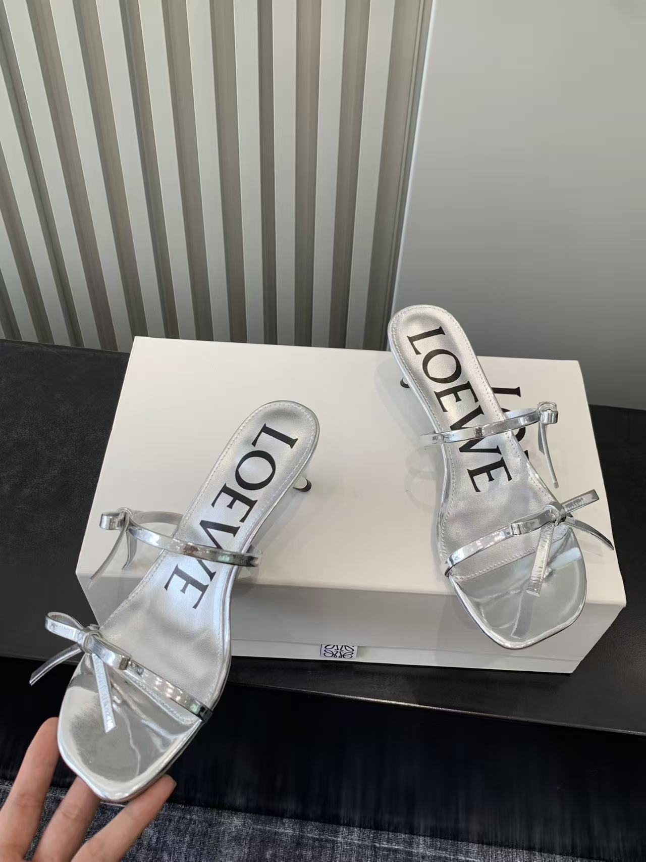 Bagsaaa L0ew* Petal sandal in metallic calfskin silver 4.5cm