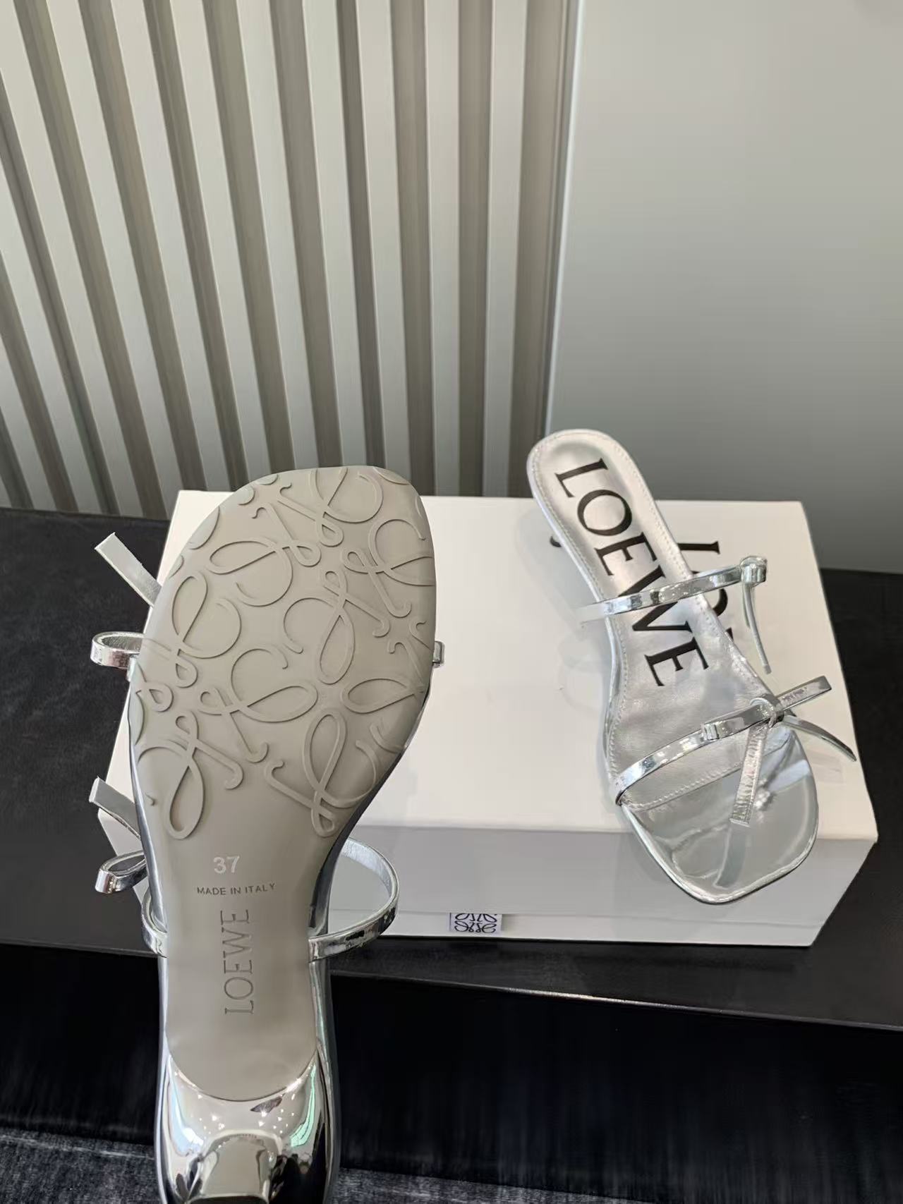 Bagsaaa L0ew* Petal sandal in metallic calfskin silver 4.5cm