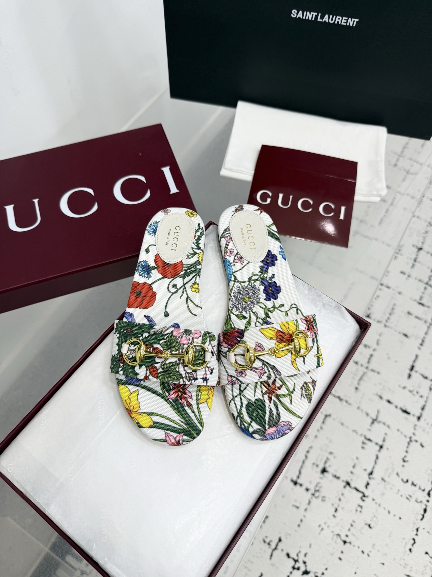 Bagsaaa Gvc*1 Women's slide sandal with Horsebit white floral print