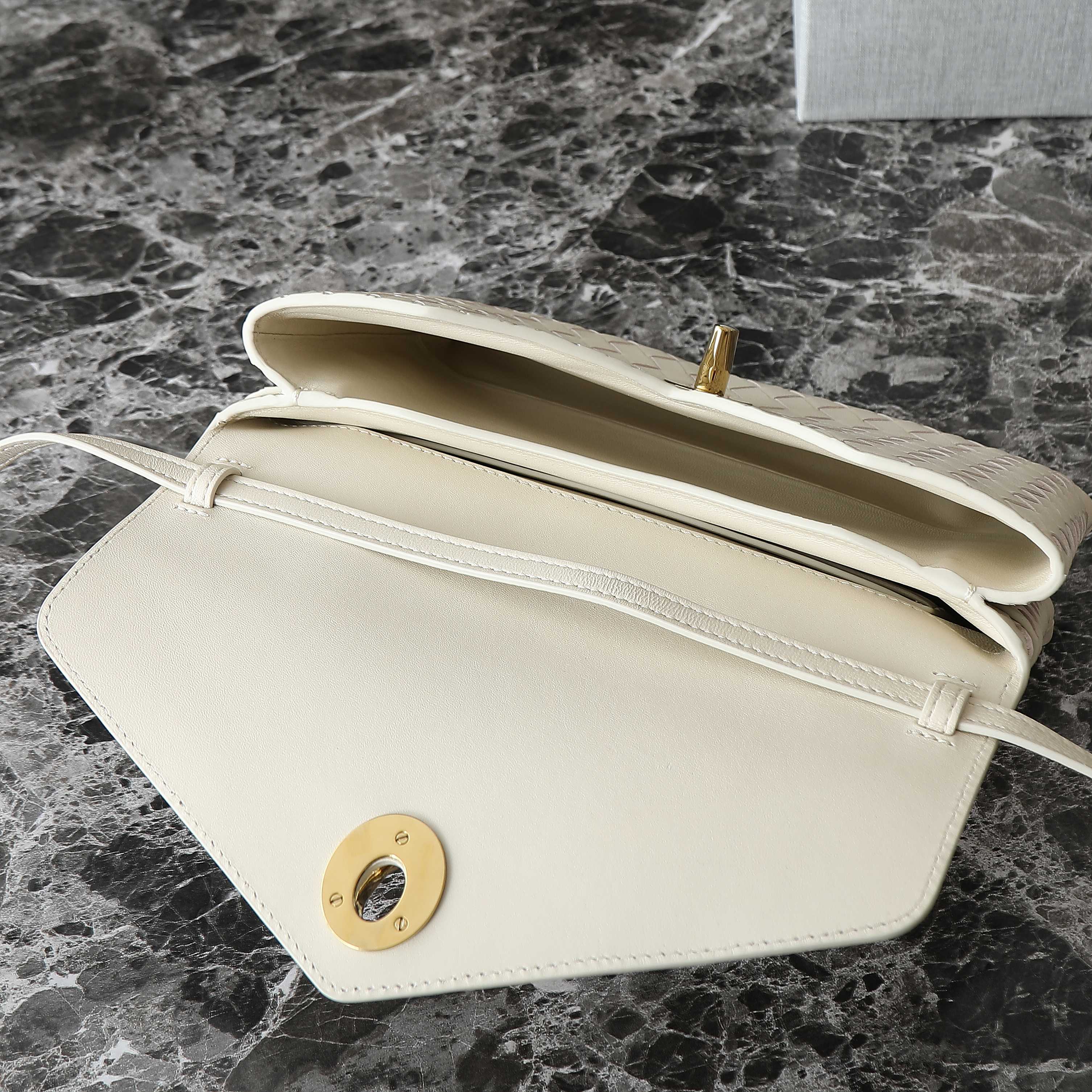 Bagsaaa B0tt*ga Ven*ta Knot Lock 817191 sea salt - 25cm