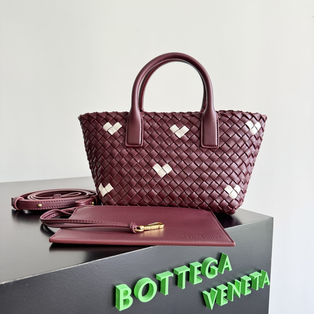B0tt*ga Ven*ta Mini Cabat Heart Tote Bag in Intrecciato Leather - 22cm